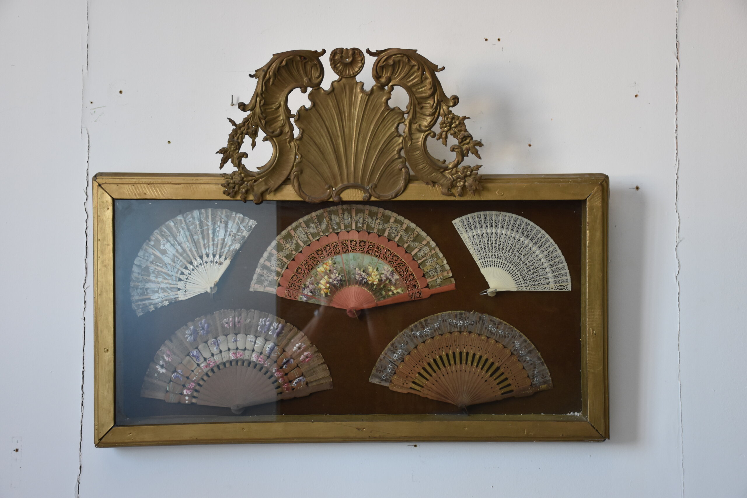 Colección de 5 abanicos antiguos en vitrina dorada - Imagen 2