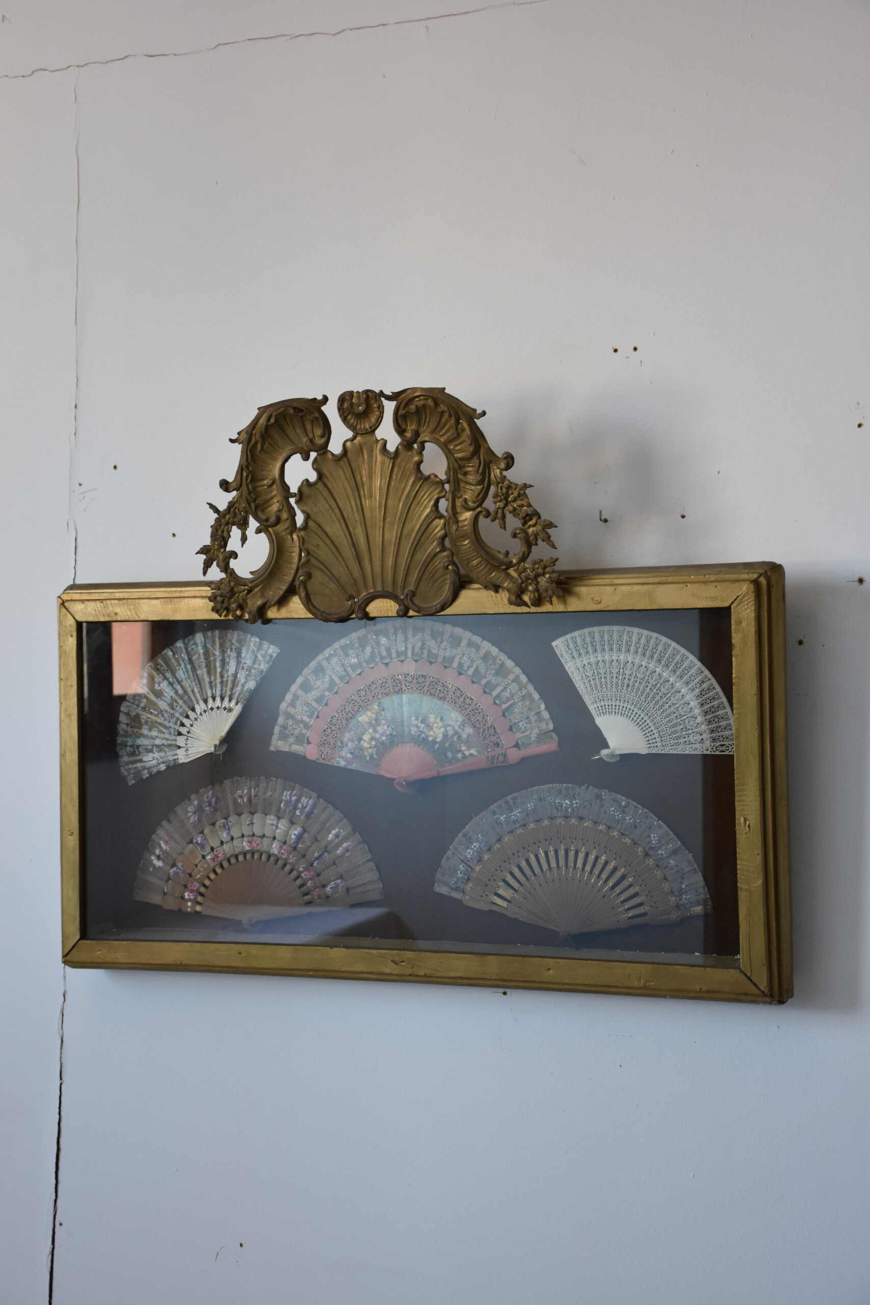 Colección de 5 abanicos antiguos en vitrina dorada - Imagen 11