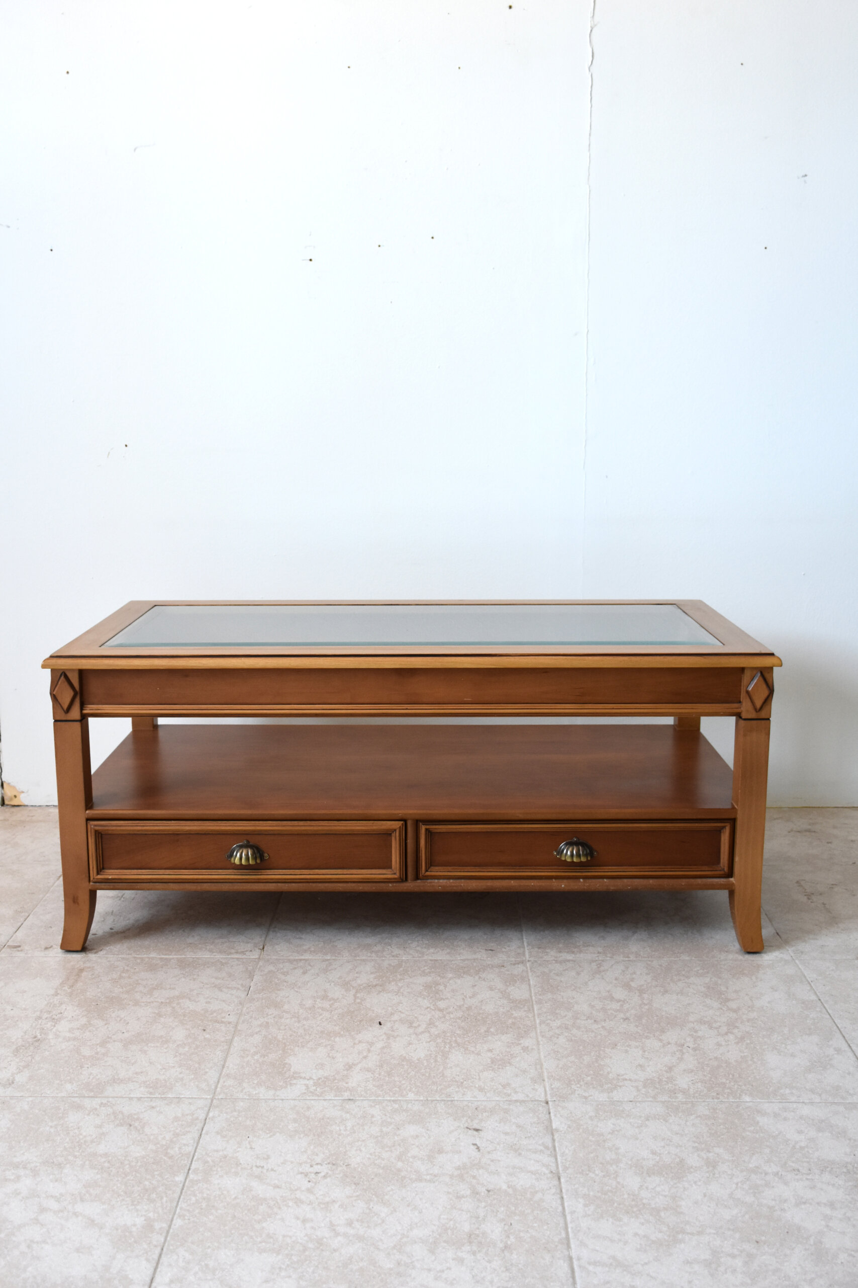 Mesa de centro clásica con cristal y cajones