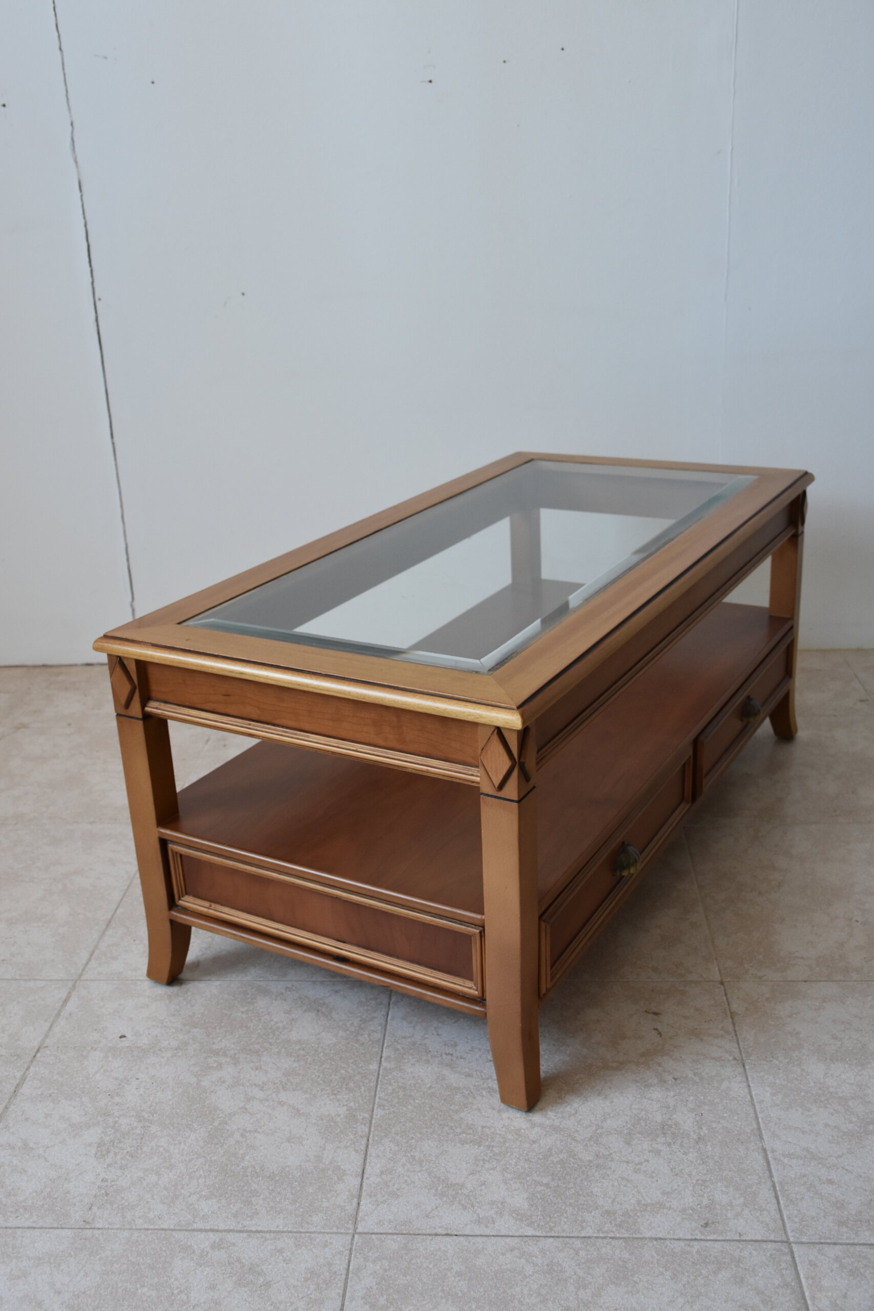 Mesa de centro clásica con cristal y cajones - Imagen 5