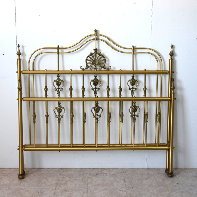 Cama antigua de bronce dorado