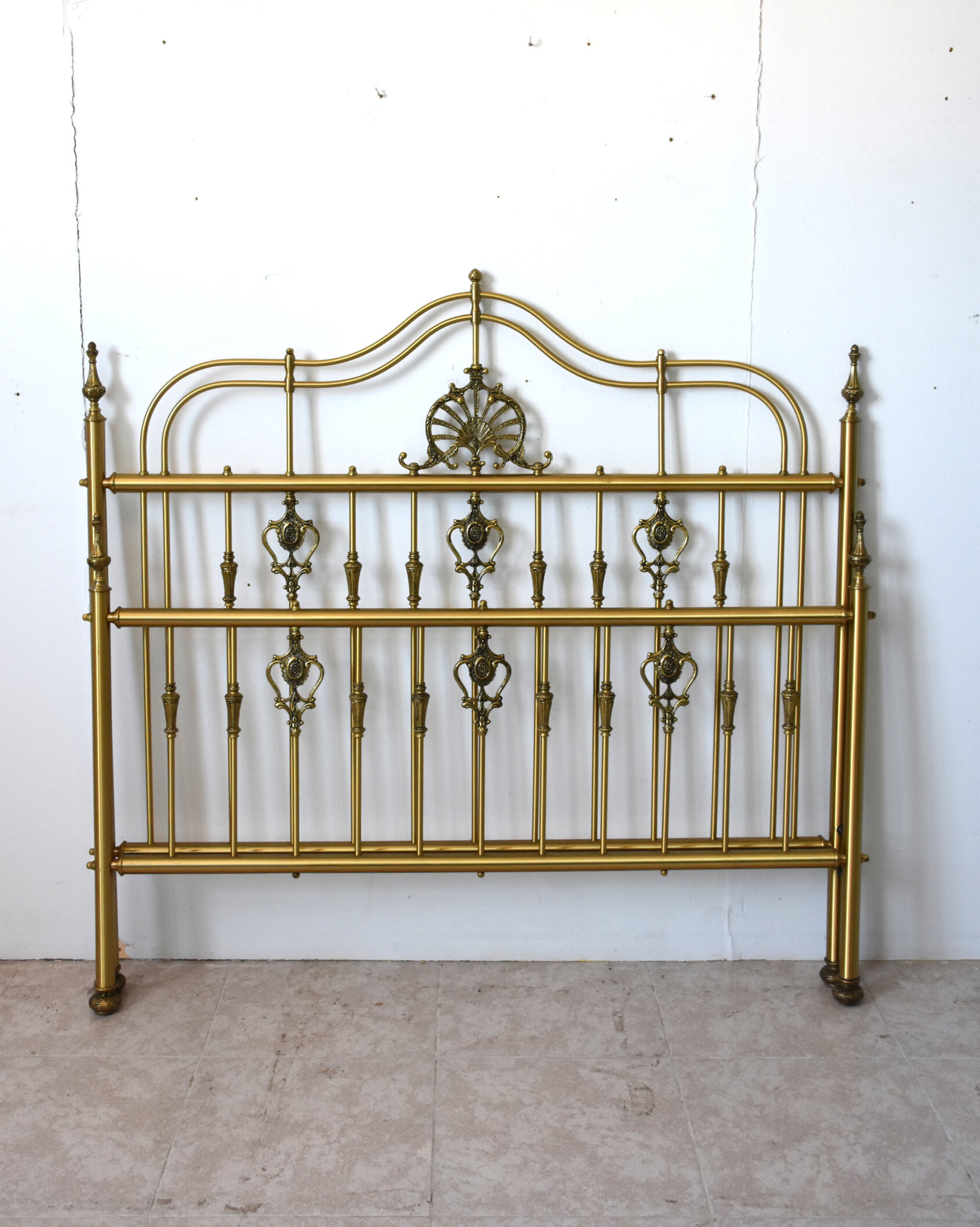 Cama antigua de bronce dorado
