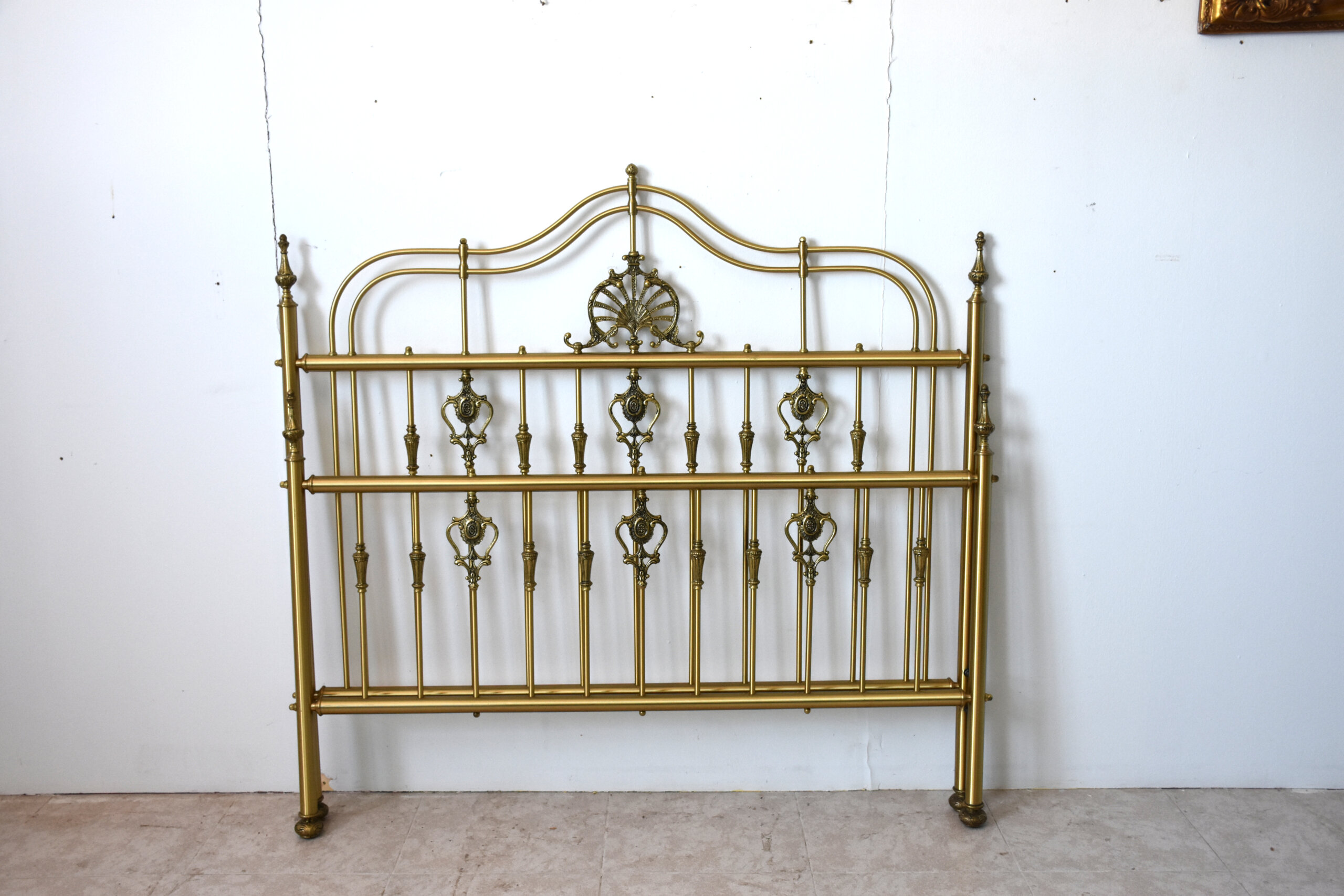Cama antigua de bronce dorado - Imagen 2