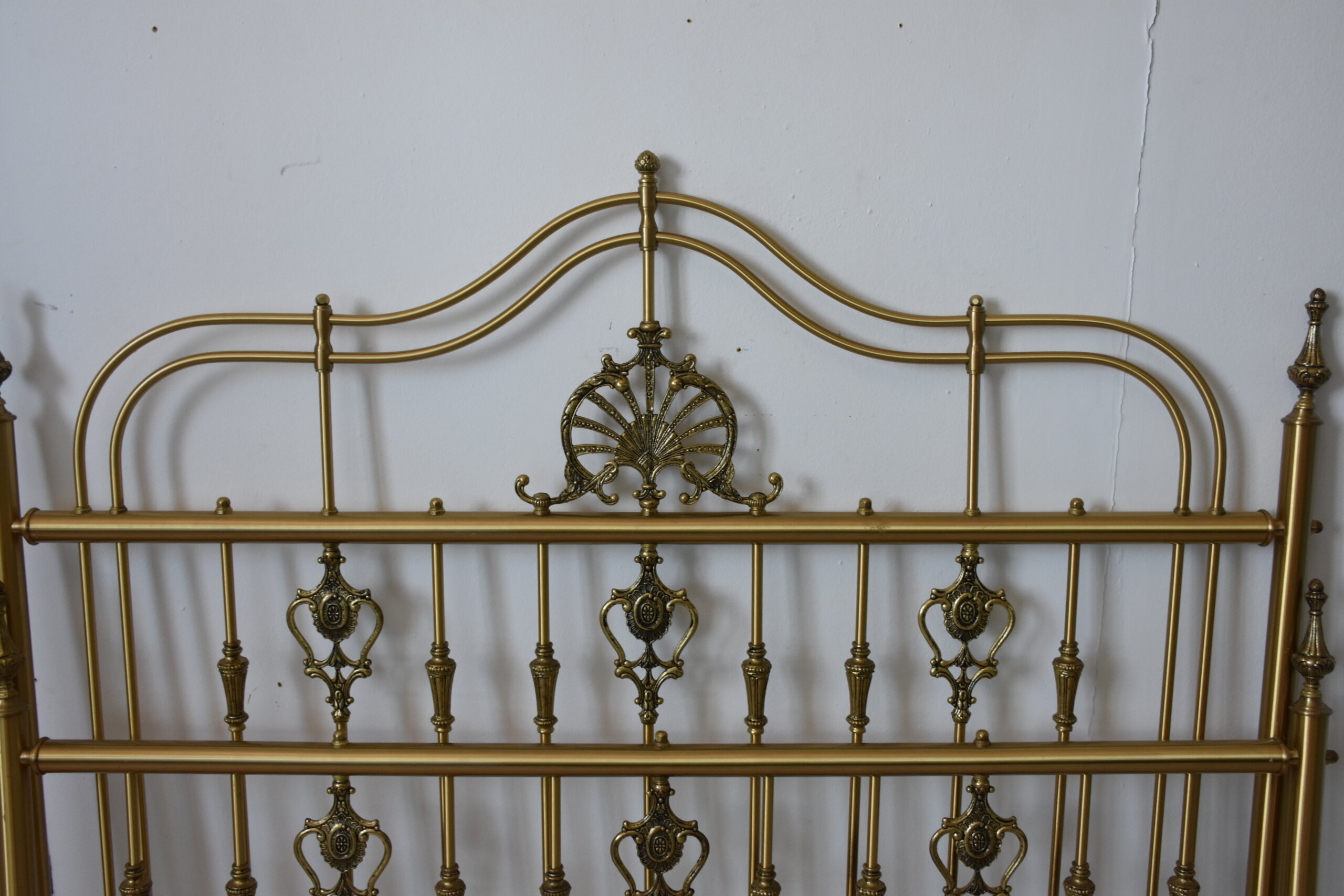 Cama antigua de bronce dorado - Imagen 3