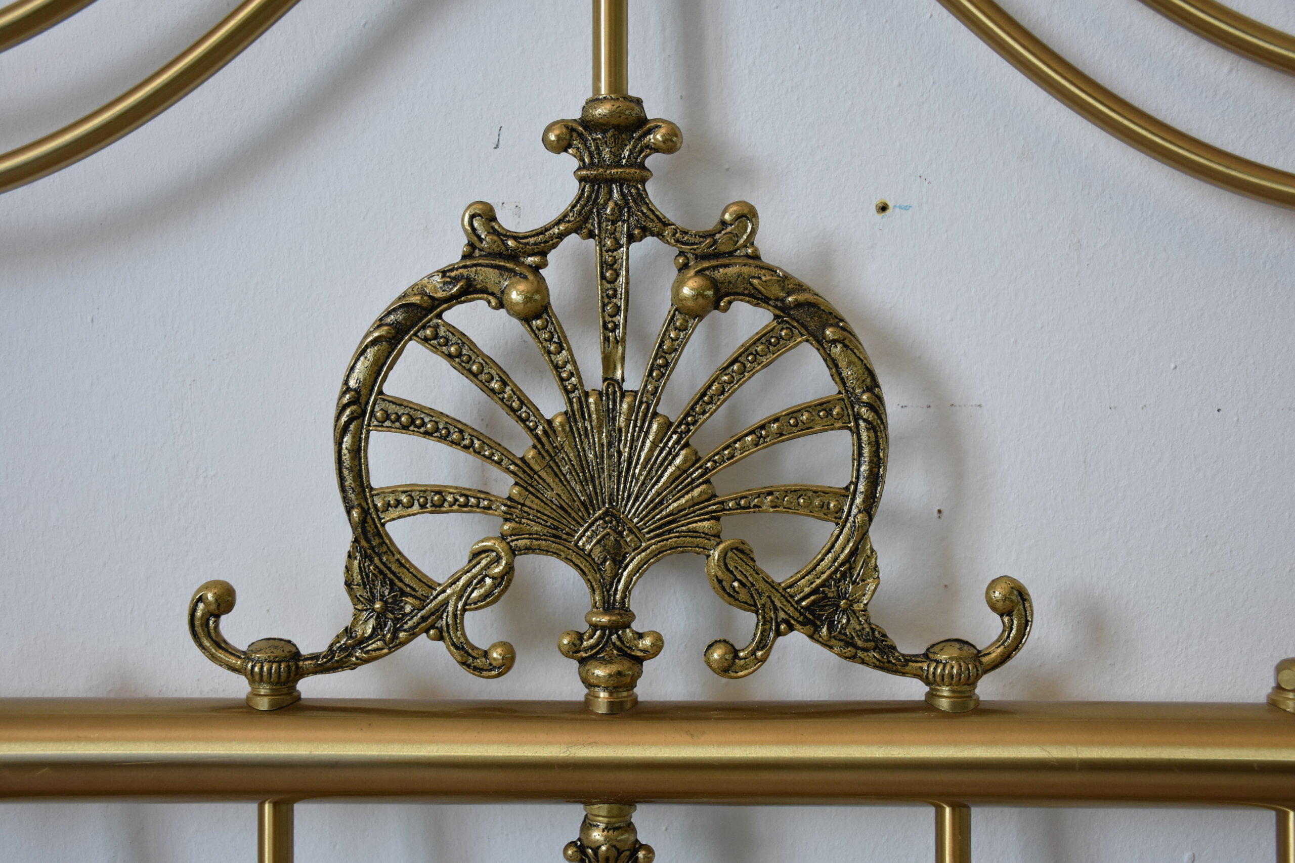 Cama antigua de bronce dorado - Imagen 4