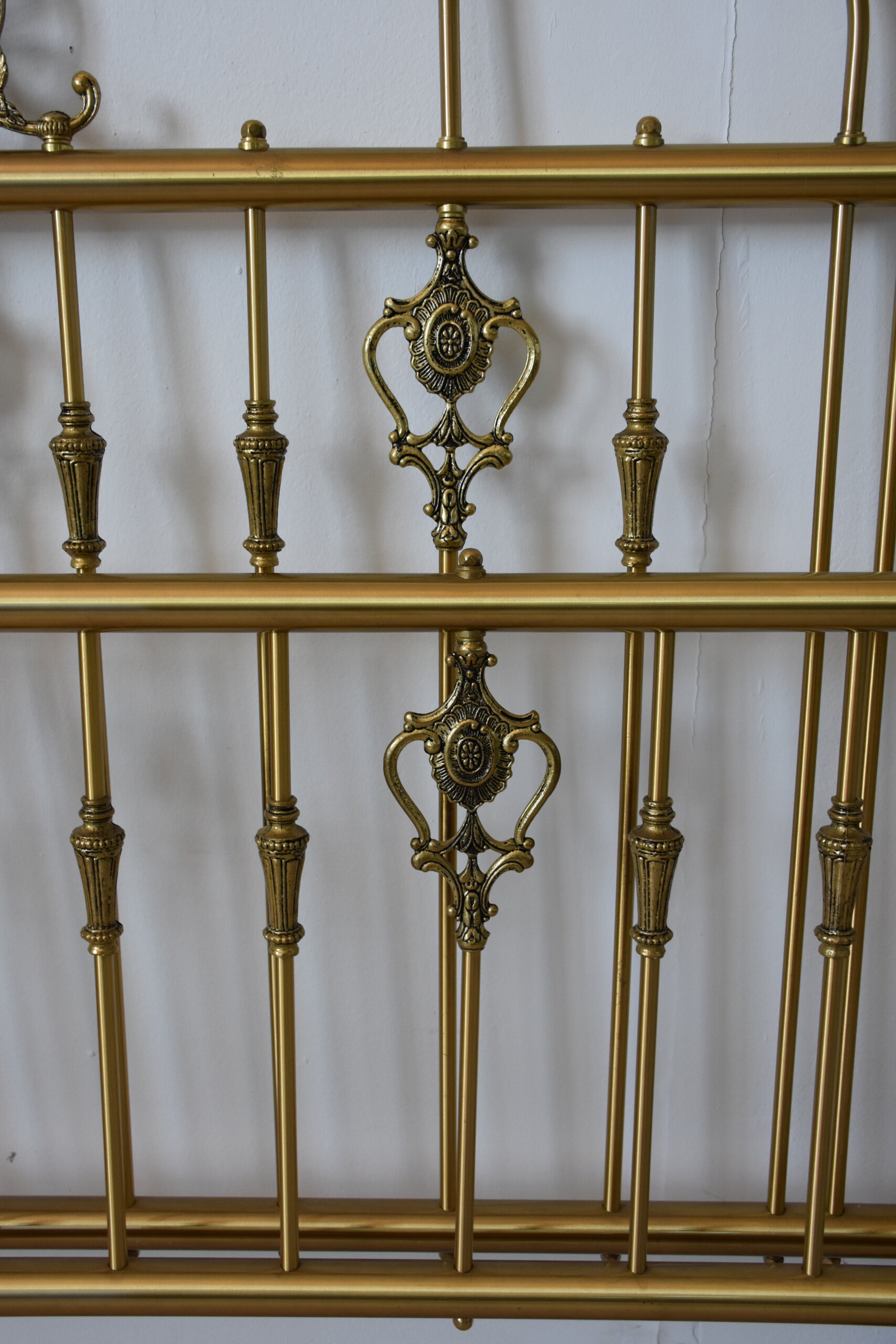 Cama antigua de bronce dorado - Imagen 5
