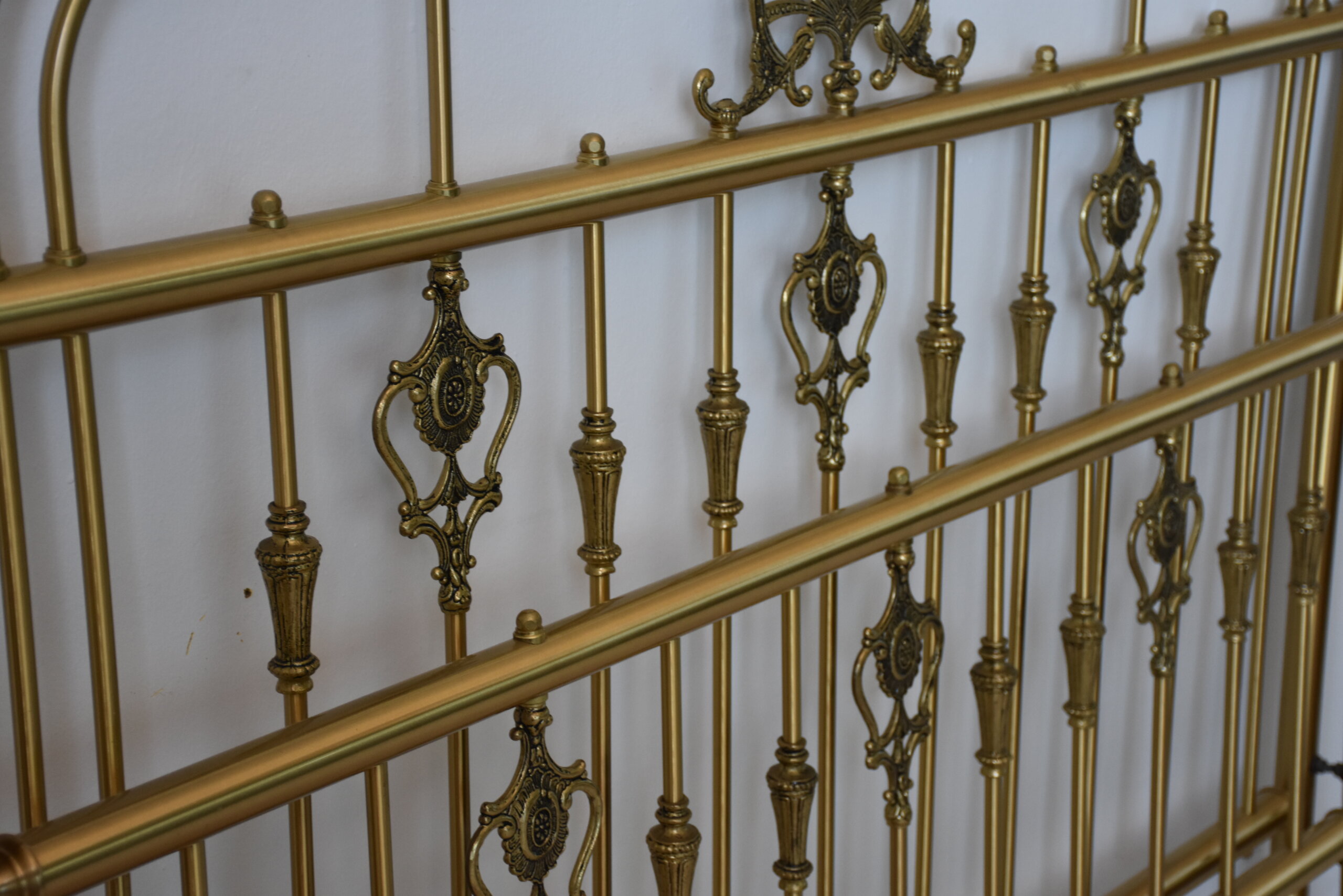 Cama antigua de bronce dorado - Imagen 8