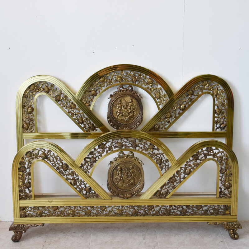 Cama antigua de bronce con medallones