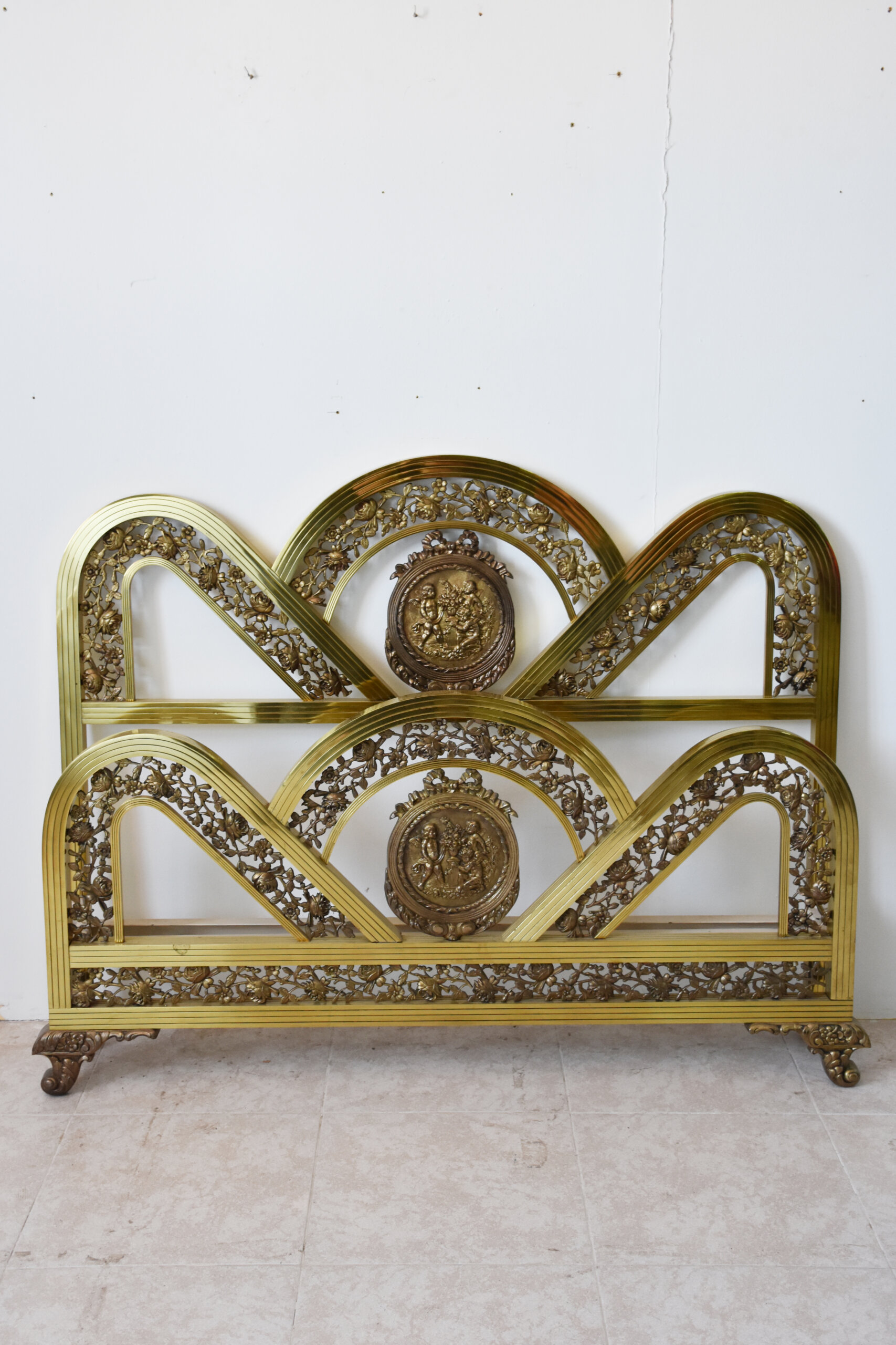 Cama antigua de bronce con medallones