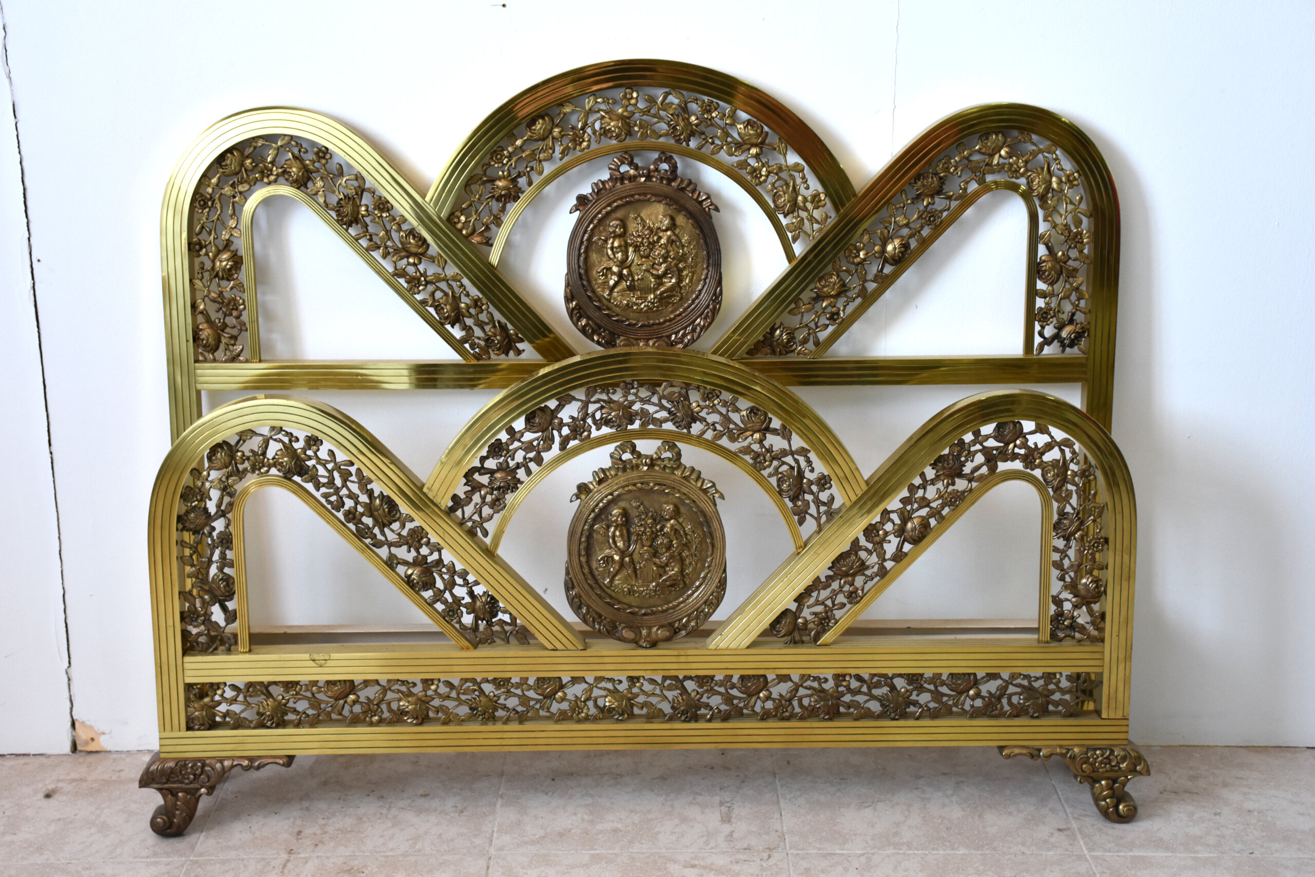 Cama antigua de bronce con medallones - Imagen 2