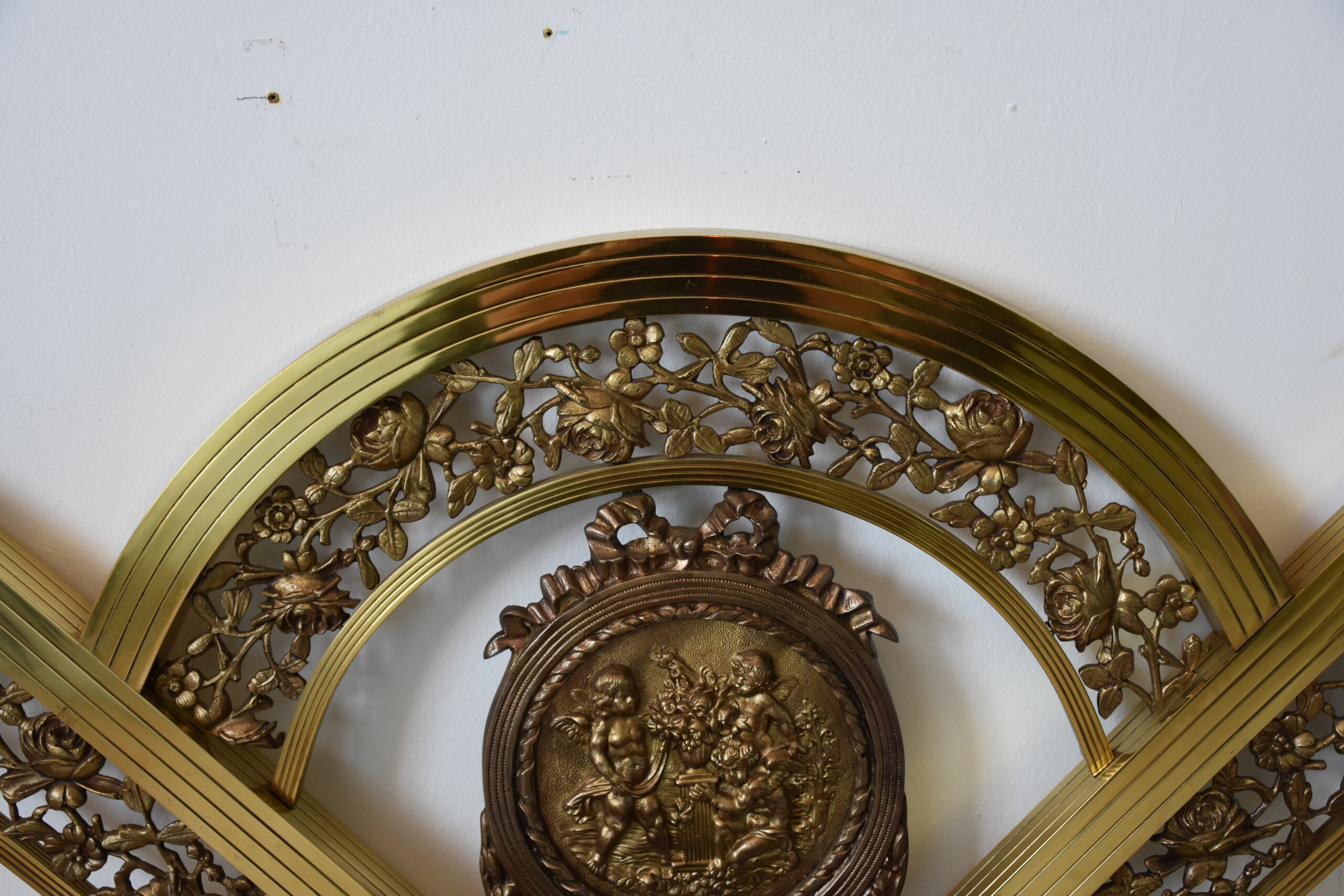 Cama antigua de bronce con medallones - Imagen 3