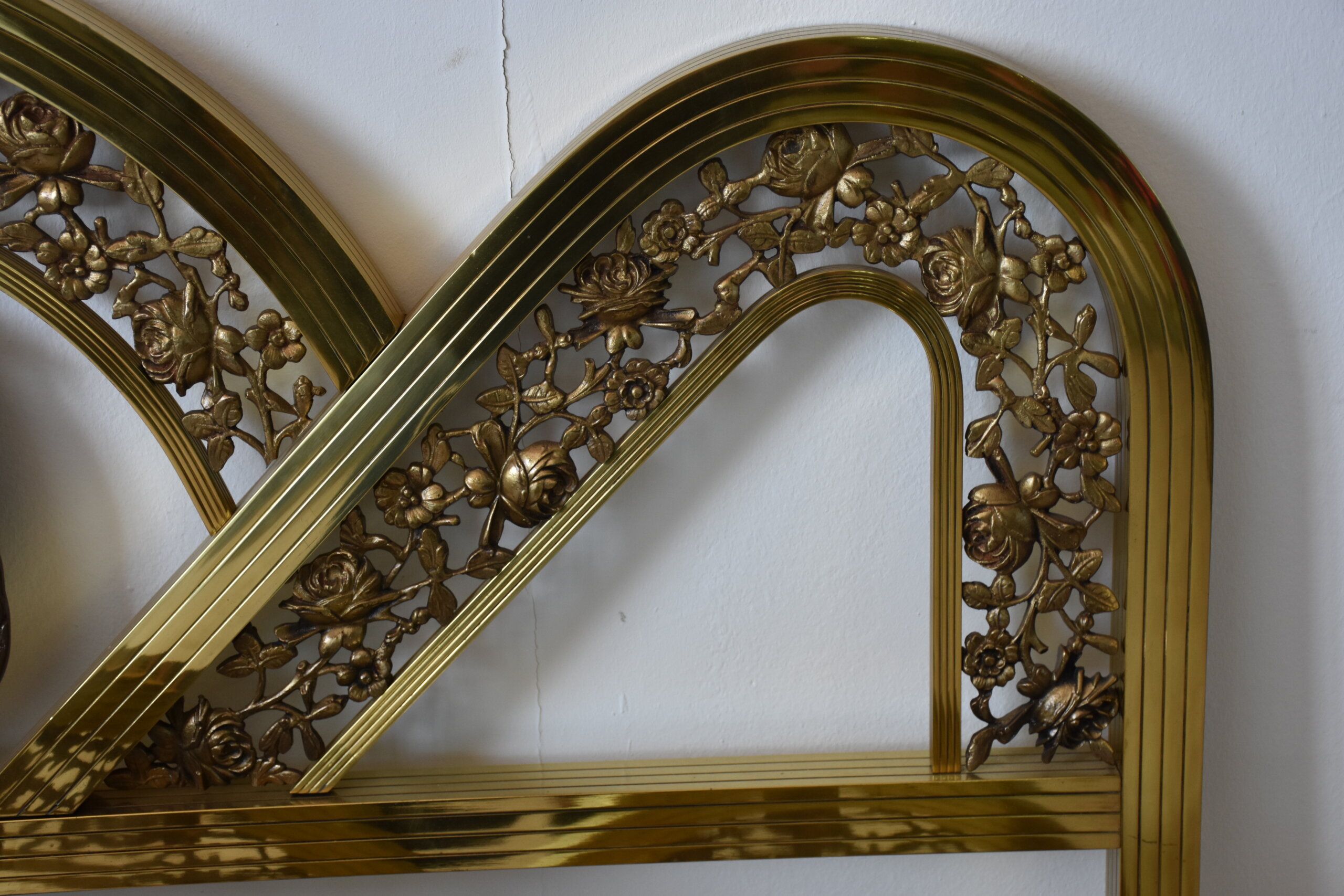 Cama antigua de bronce con medallones - Imagen 4