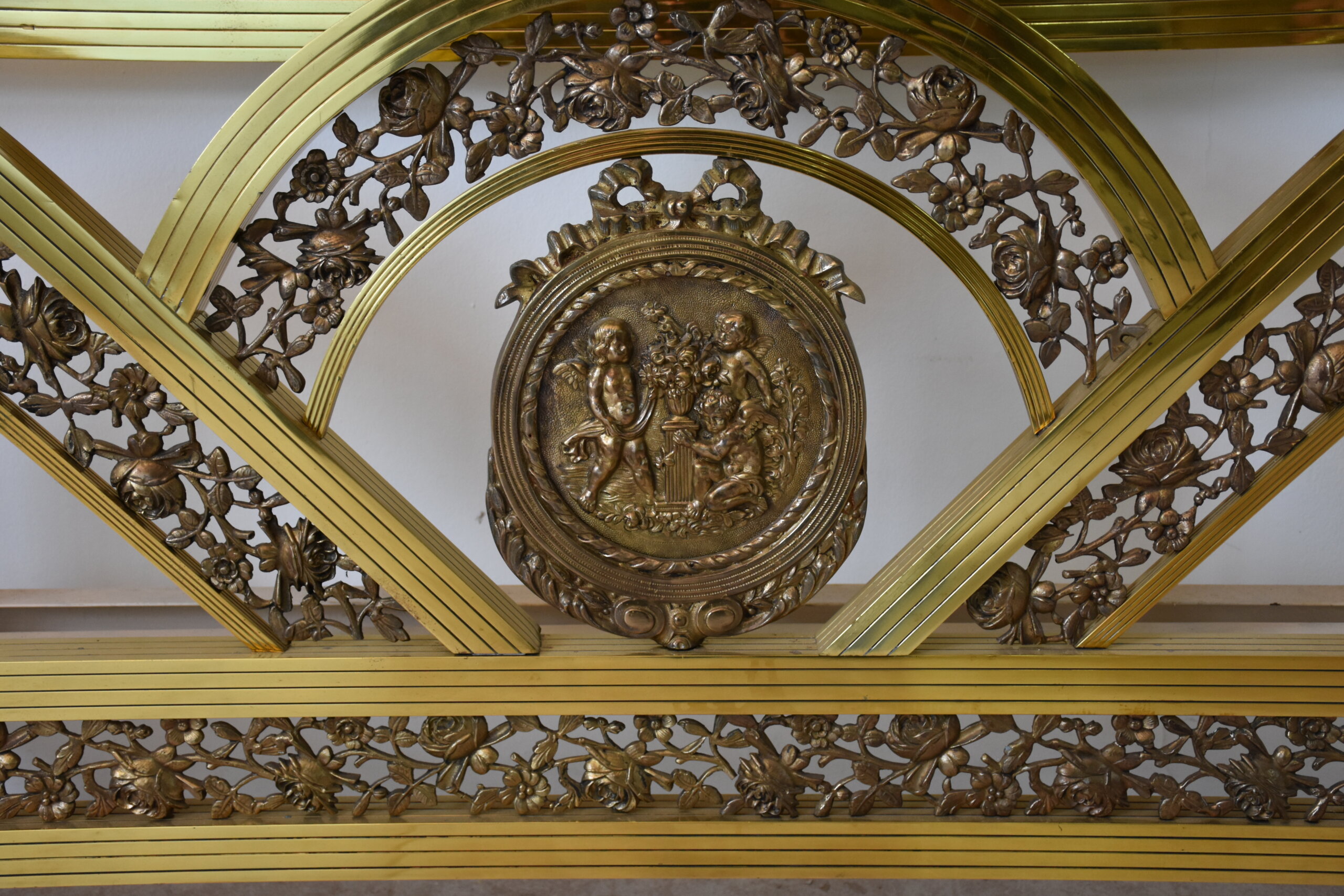 Cama antigua de bronce con medallones - Imagen 6