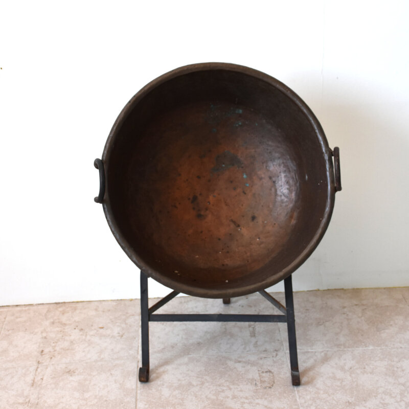 Gran caldero de cobre con soporte