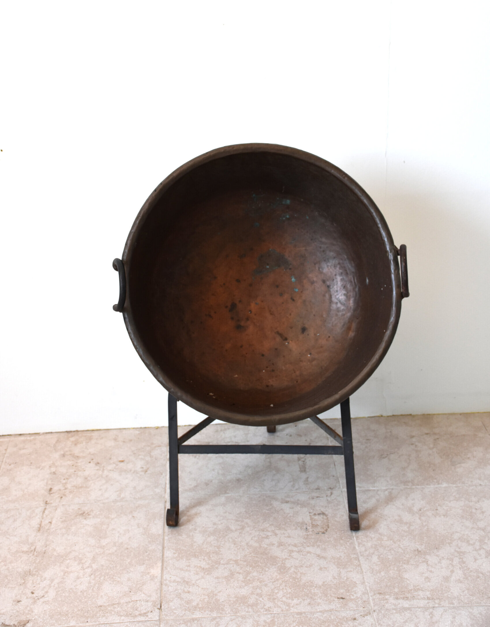 Gran caldero de cobre con soporte