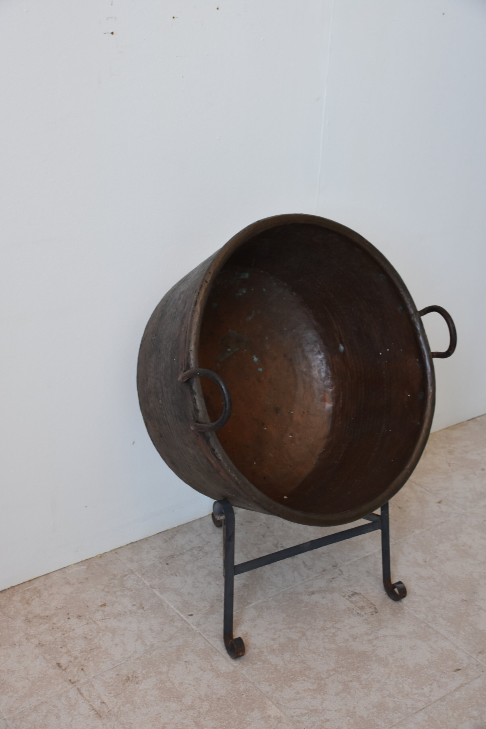 Gran caldero de cobre con soporte - Imagen 2