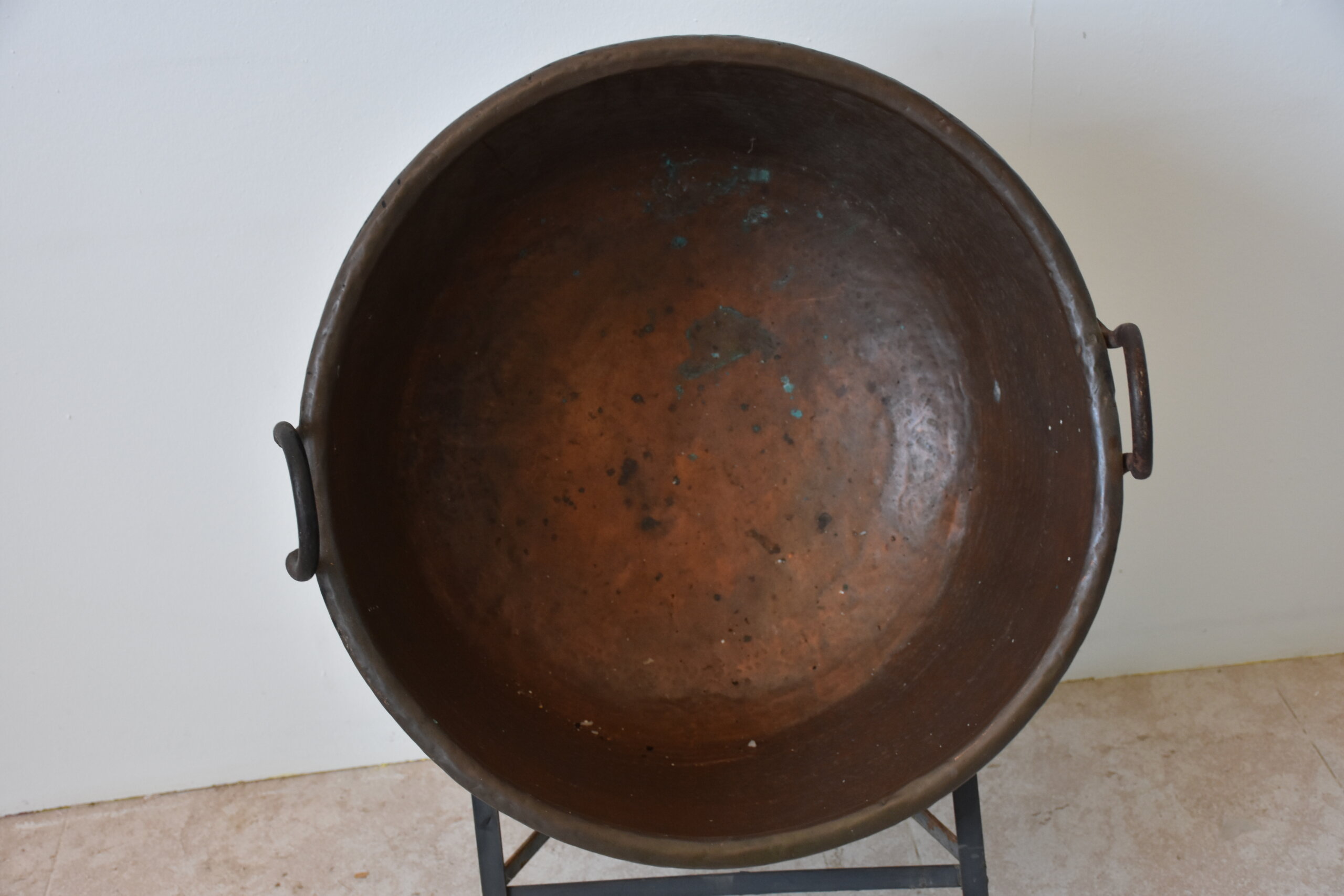 Gran caldero de cobre con soporte - Imagen 4
