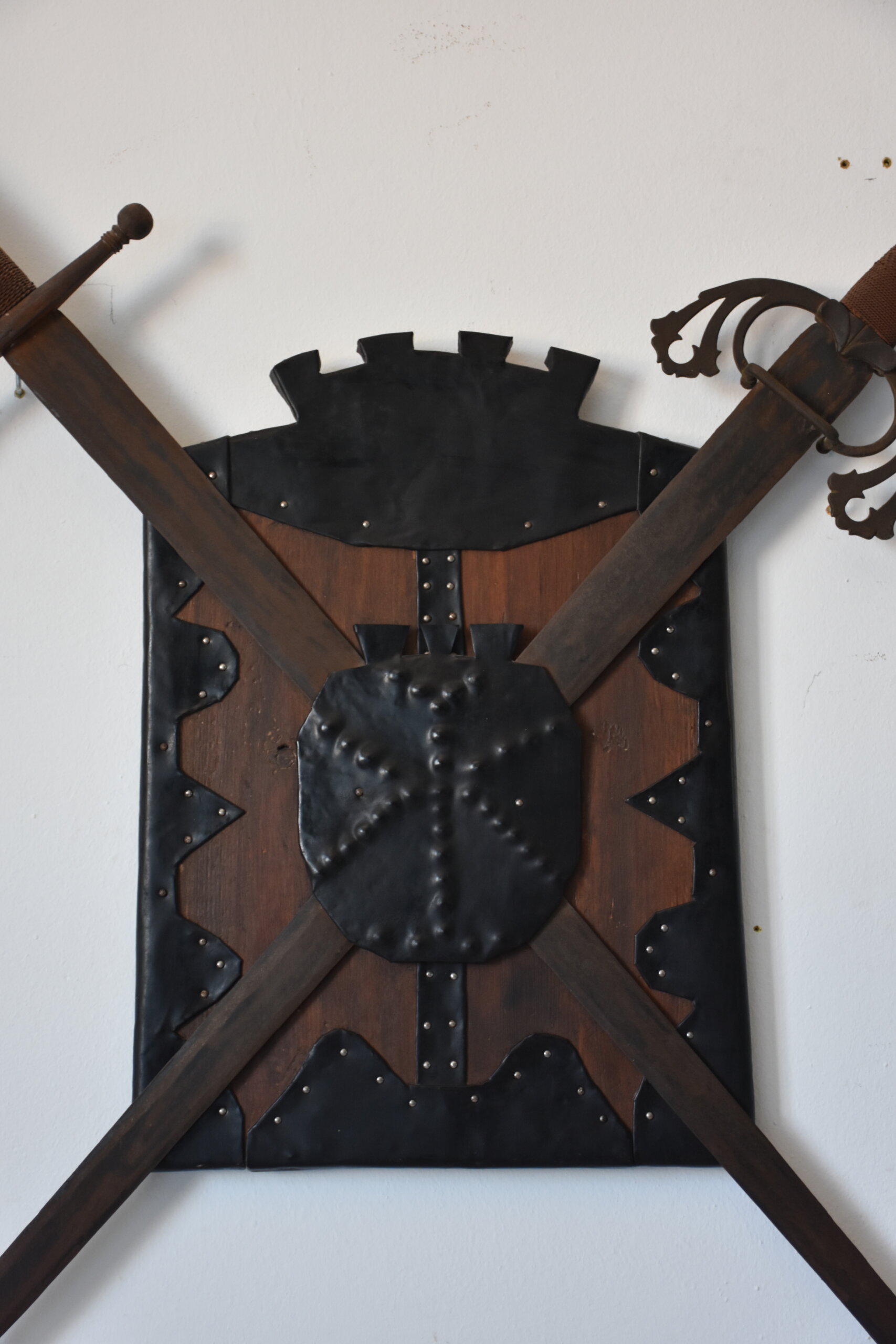 Panoplia decorativa medieval con escudo y dos espadas - Imagen 2
