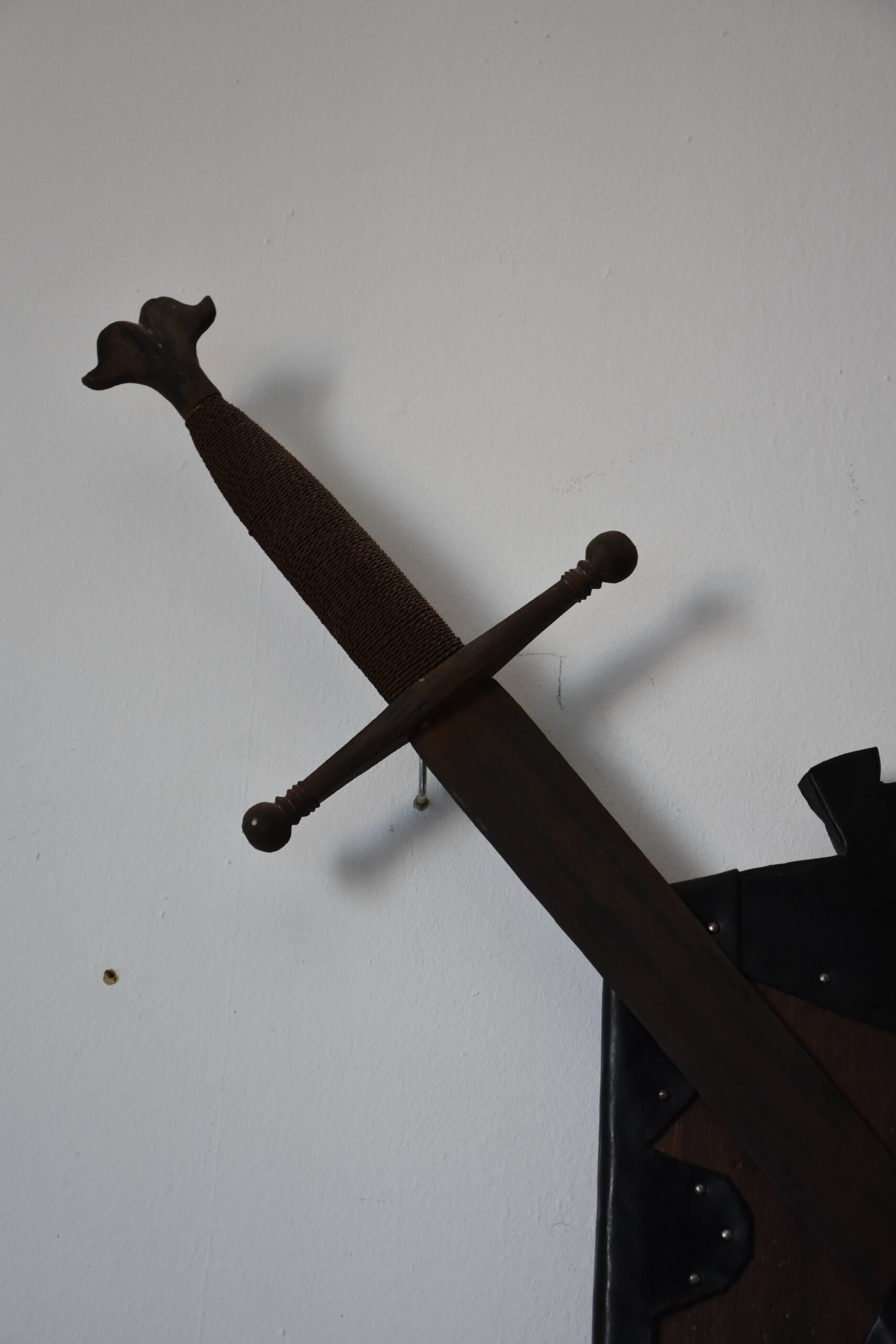 Panoplia decorativa medieval con escudo y dos espadas - Imagen 4
