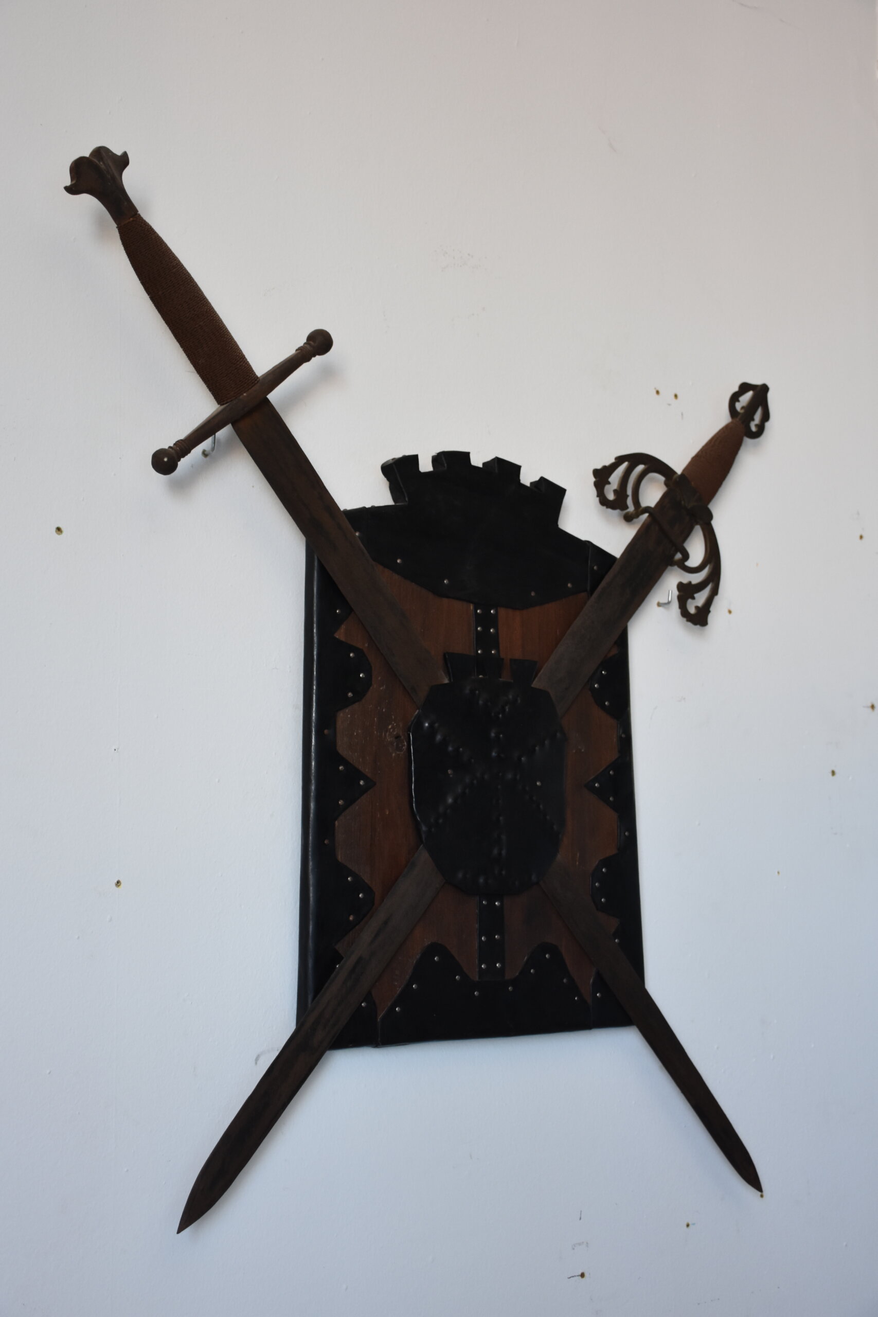 Panoplia decorativa medieval con escudo y dos espadas - Imagen 5