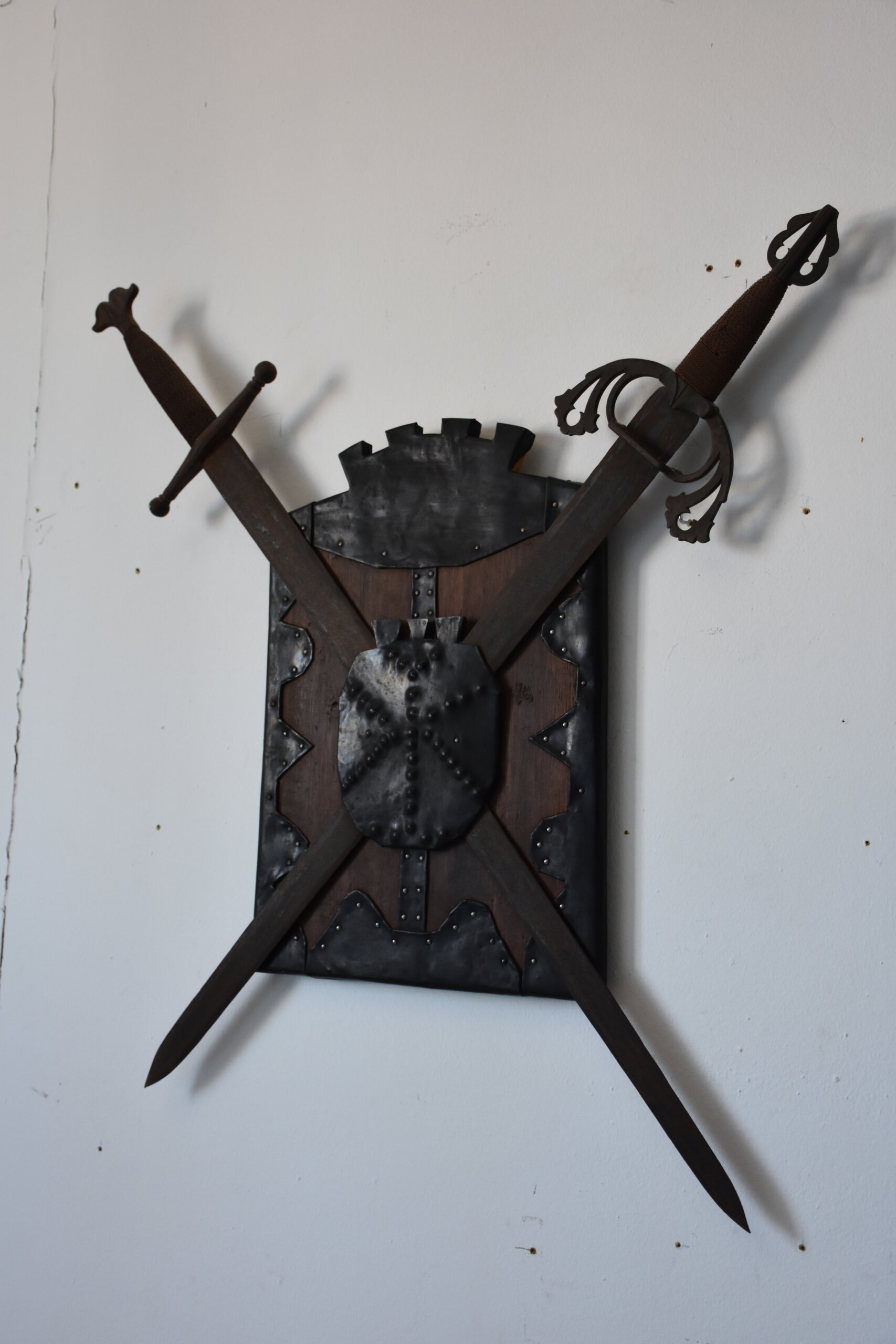 Panoplia decorativa medieval con escudo y dos espadas - Imagen 6