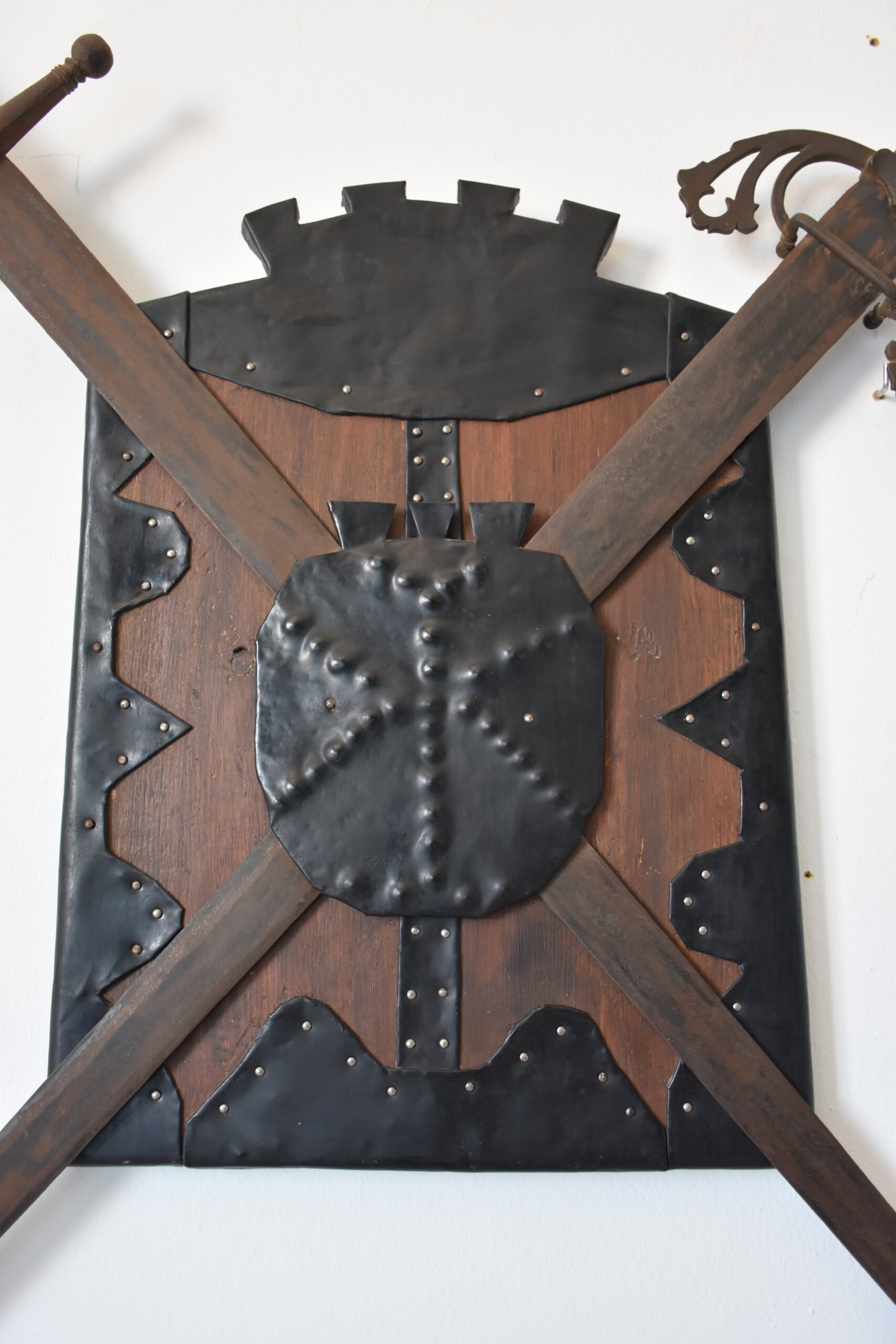 Panoplia decorativa medieval con escudo y dos espadas - Imagen 7