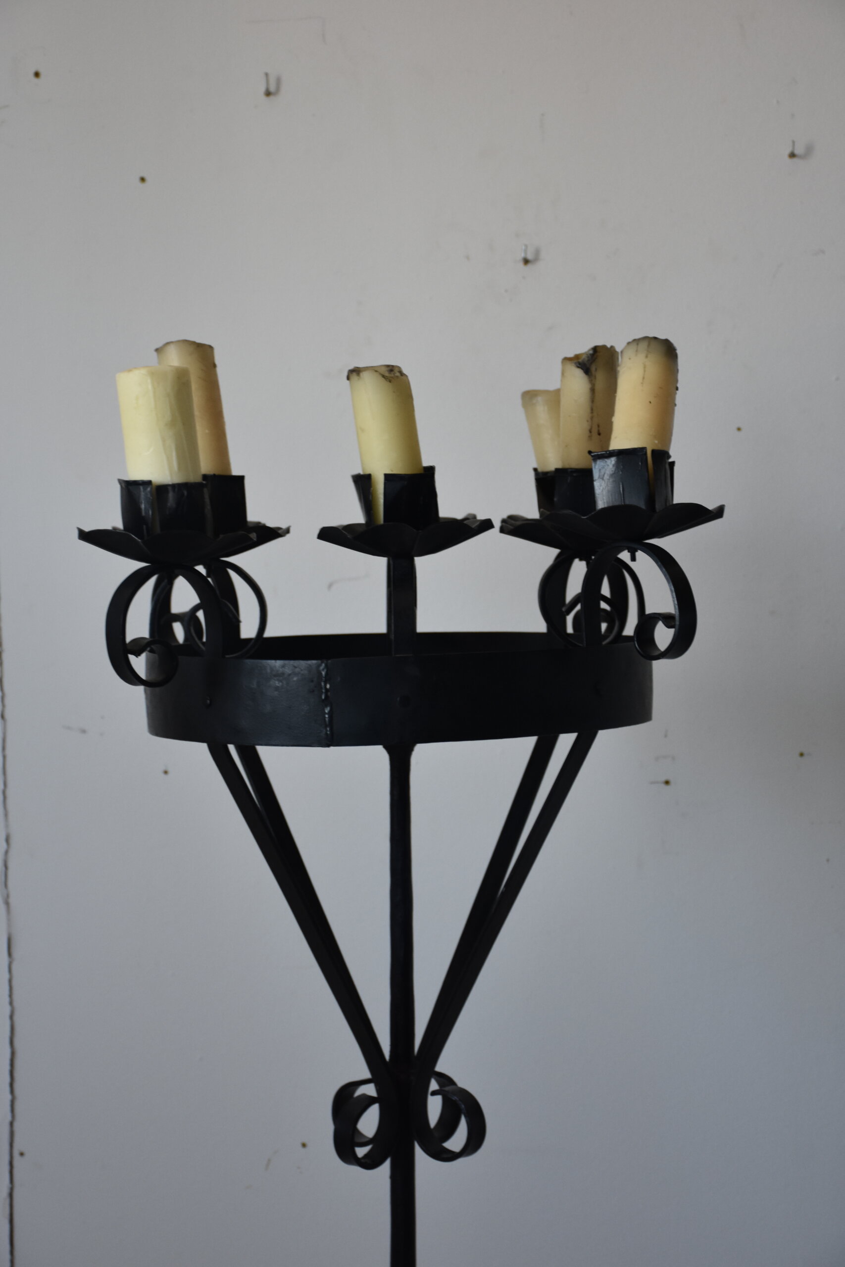 Candelabro de pie de forja con 8 brazos - Imagen 2