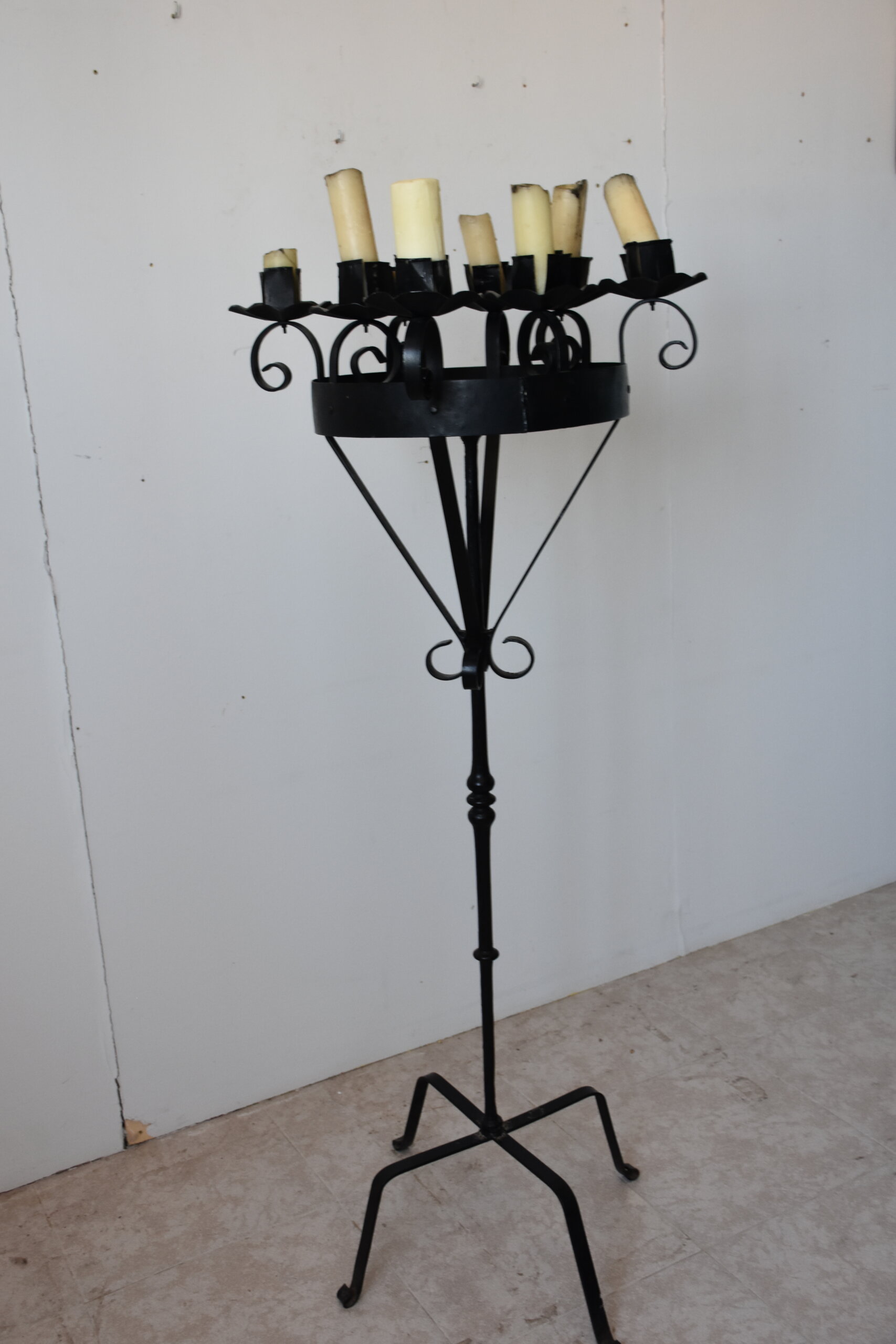 Candelabro de pie de forja con 8 brazos - Imagen 3