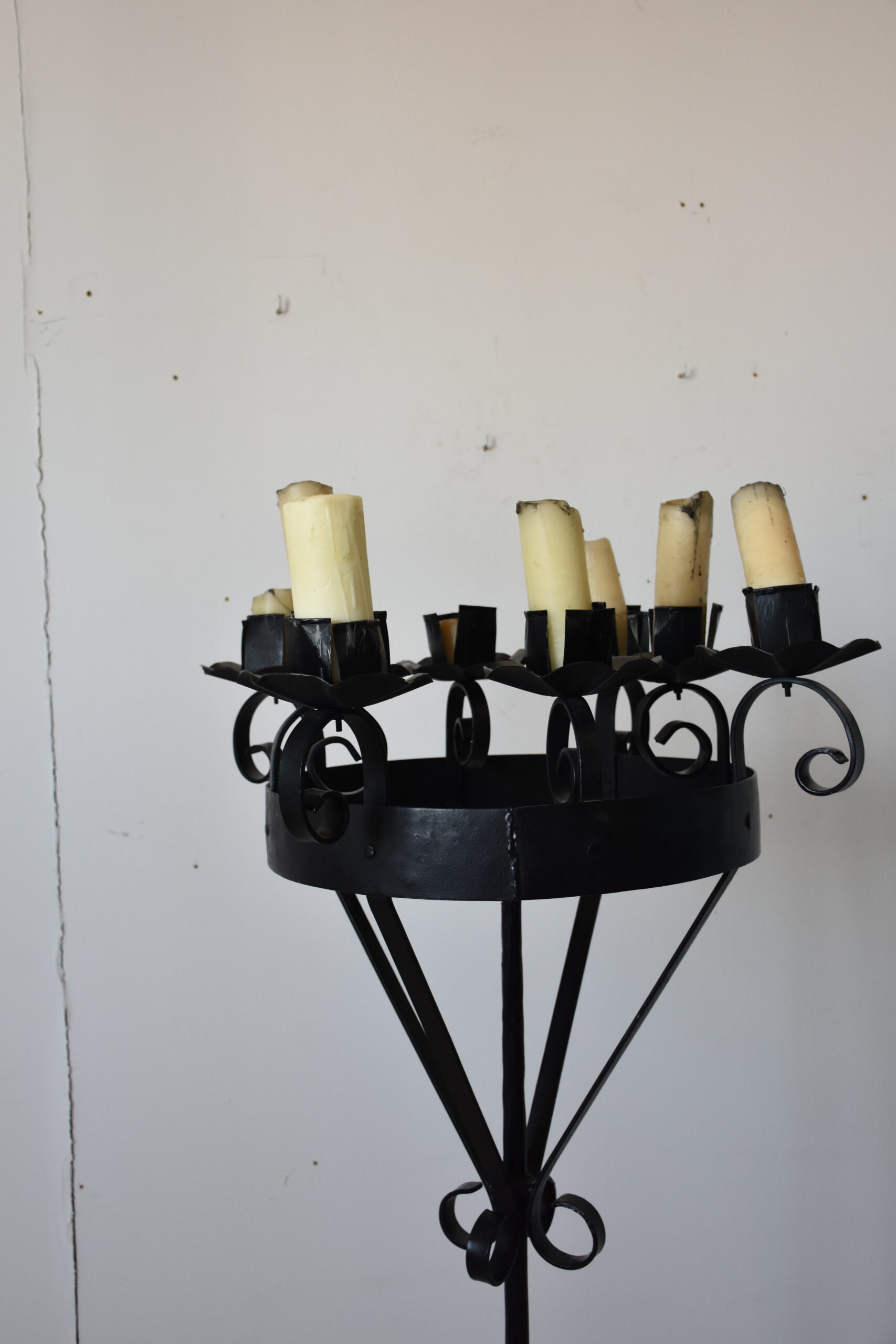 Candelabro de pie de forja con 8 brazos - Imagen 4