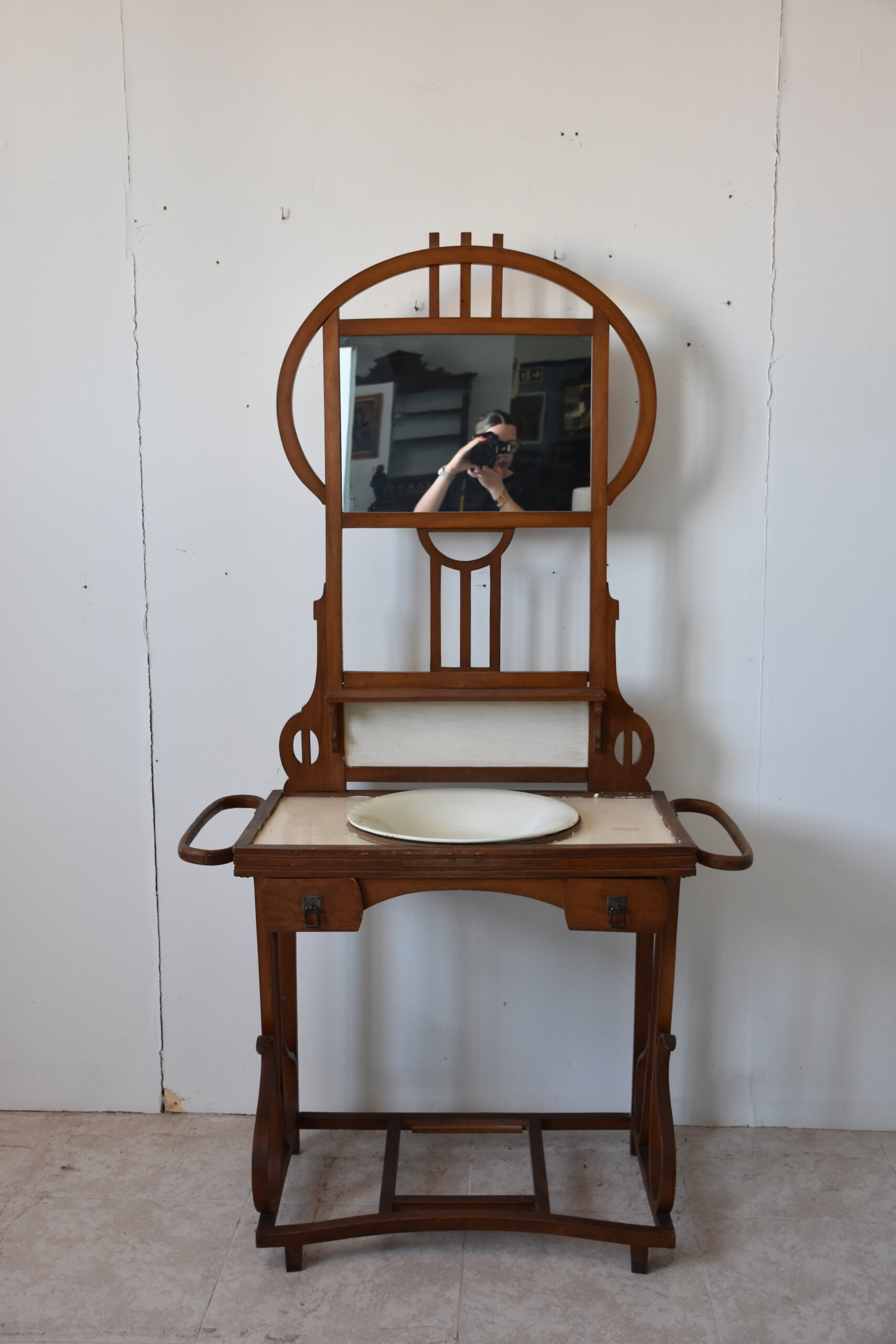Palanganero antiguo estilo modernista - Imagen 2