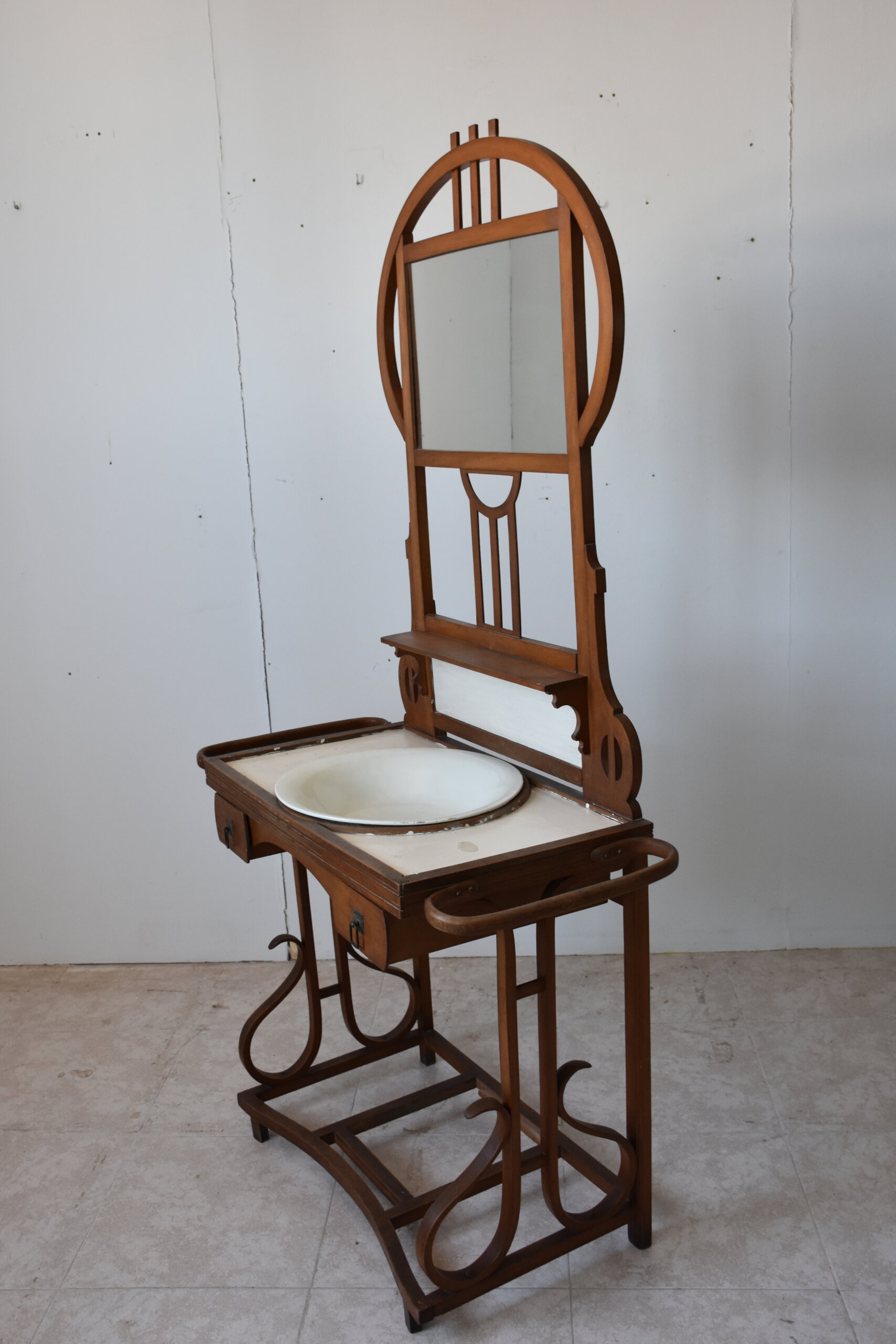 Palanganero antiguo estilo modernista - Imagen 9
