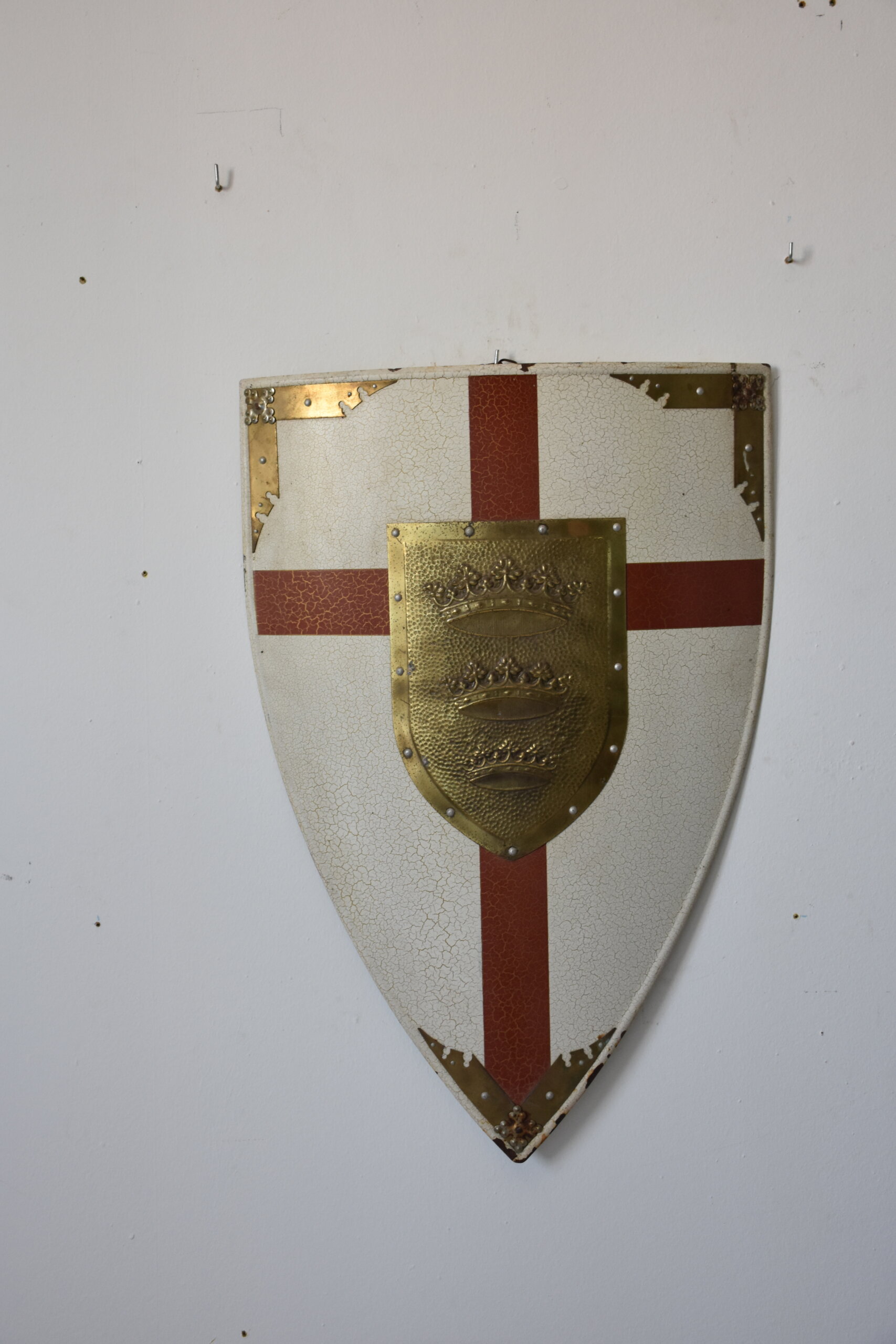Escudo heráldico medieval con cruz roja - Imagen 2