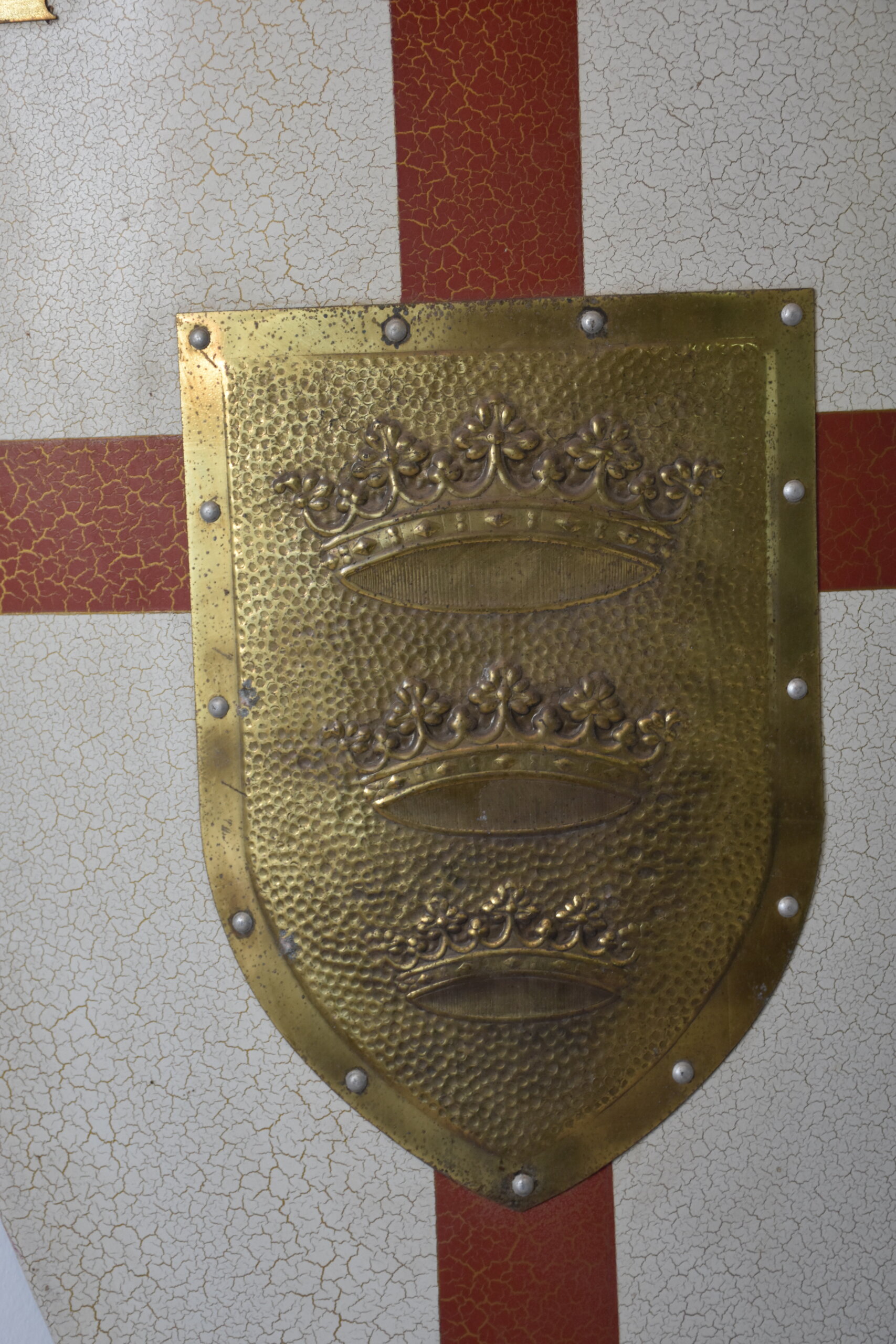 Escudo heráldico medieval con cruz roja - Imagen 4
