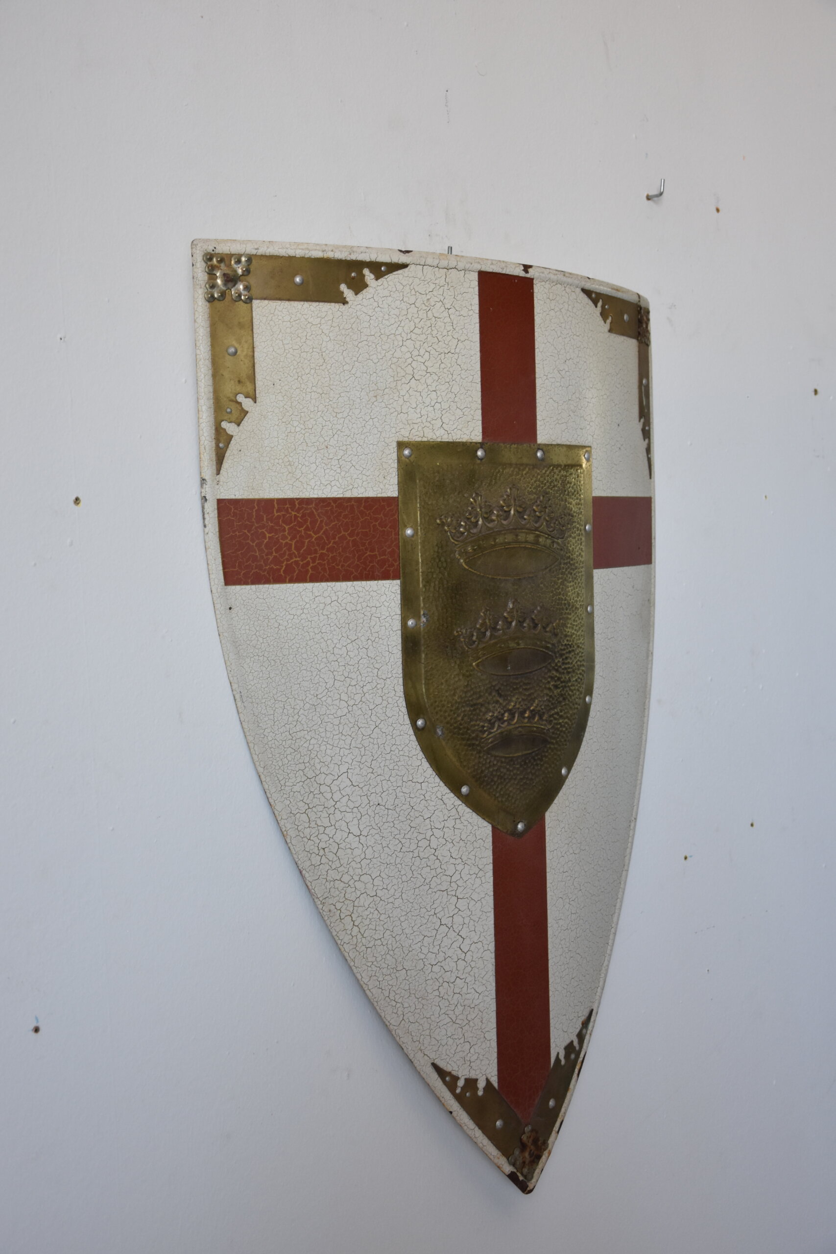 Escudo heráldico medieval con cruz roja - Imagen 6