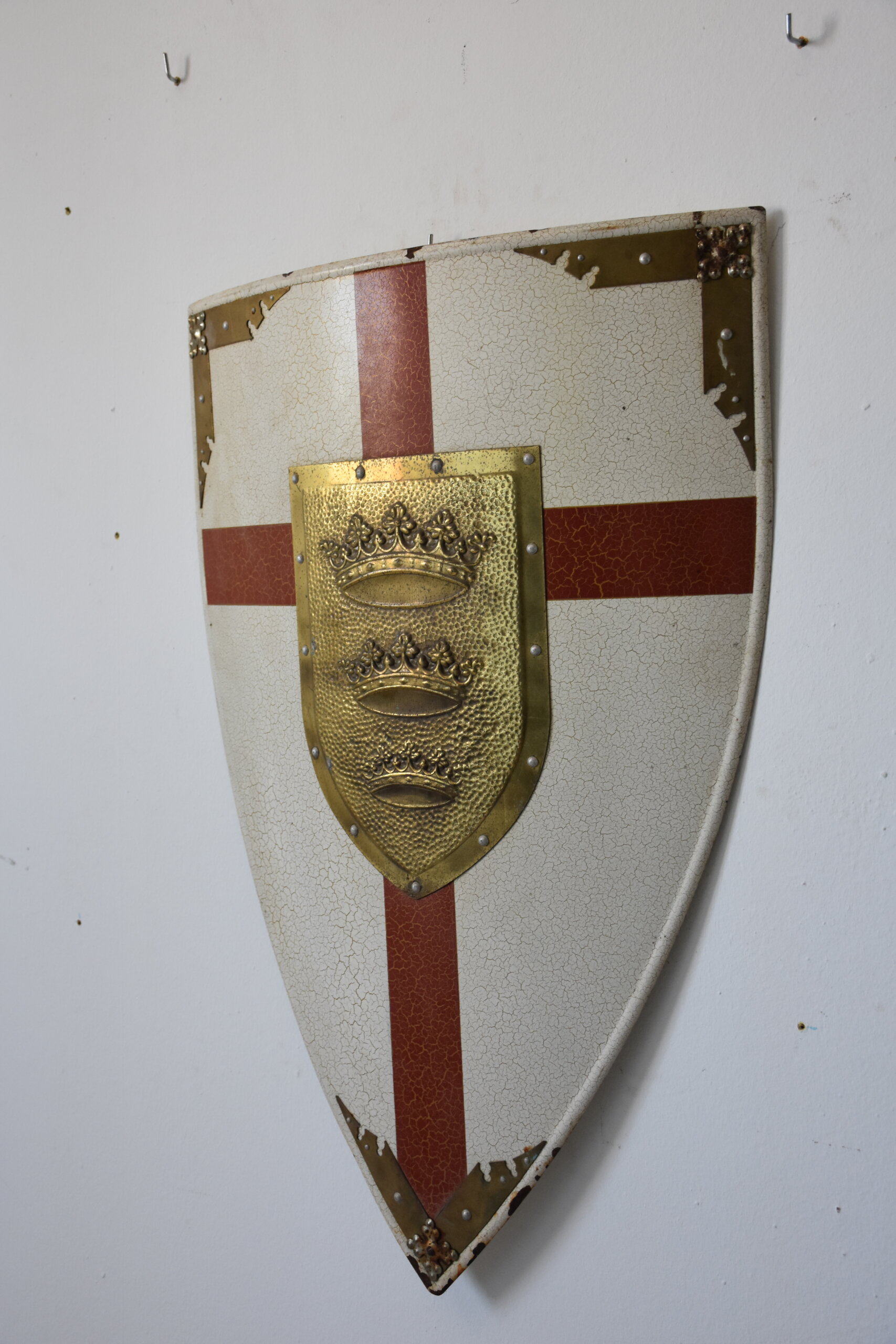 Escudo heráldico medieval con cruz roja - Imagen 7