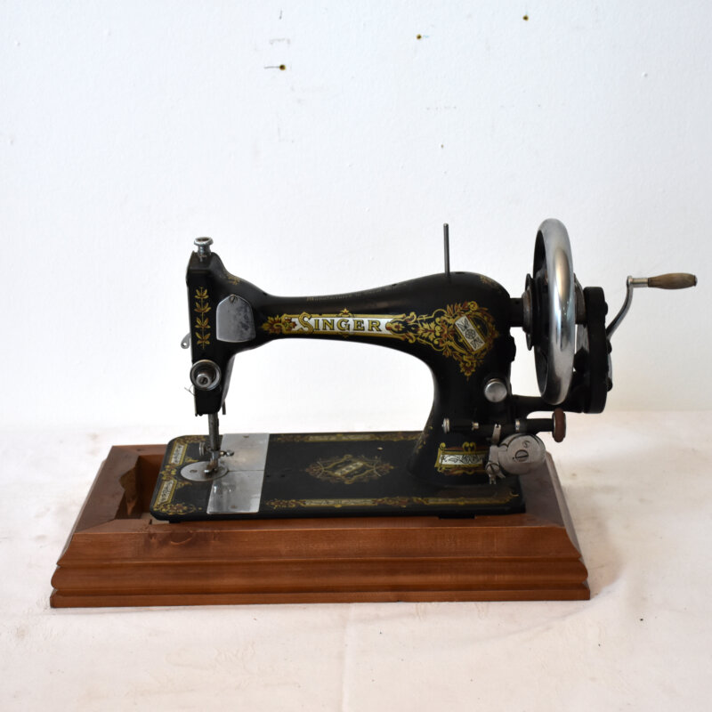 Antigua máquina de coser Singer de manivela