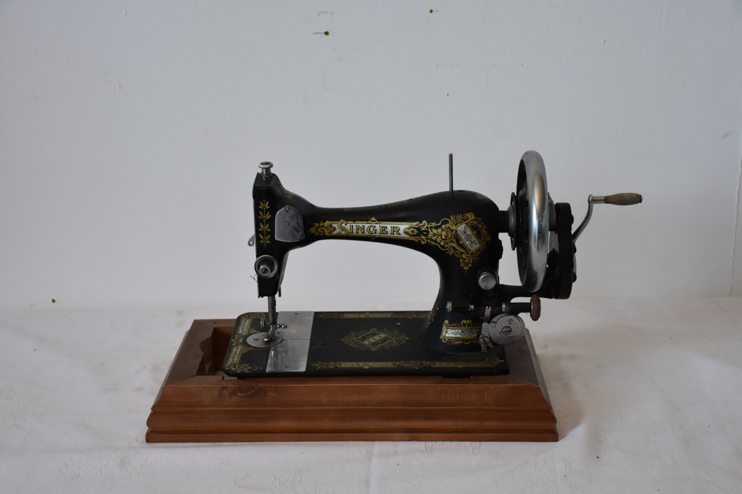 Antigua máquina de coser Singer de manivela - Imagen 2