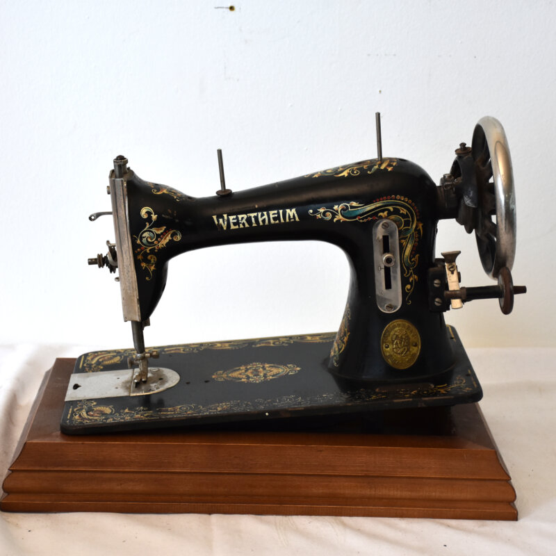 Antigua máquina de coser Wertheim Barcelona