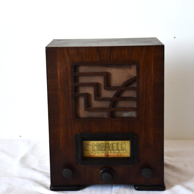 Radio antigua de válvulas sobremesa