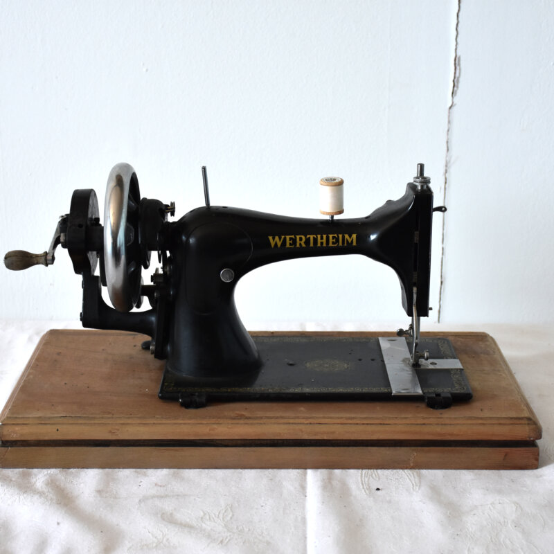 Máquina de coser antigua Wertheim con manivela