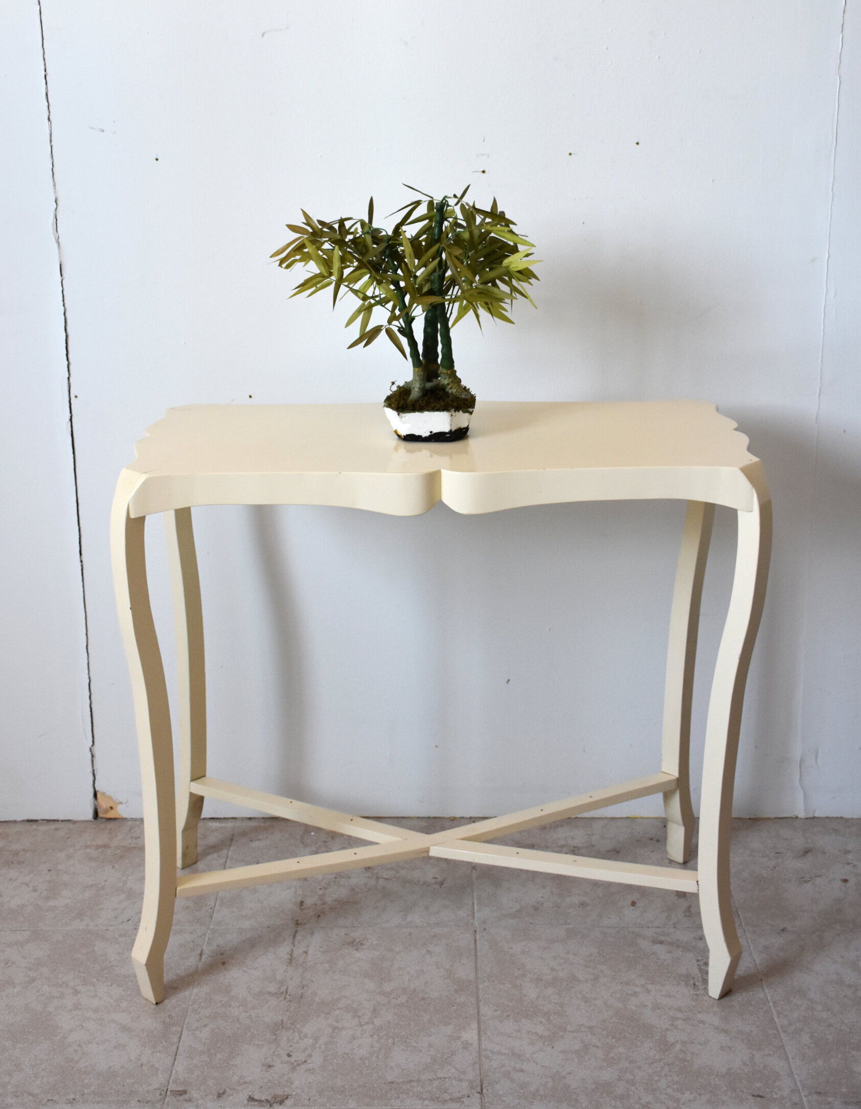 Consola vintage de madera lacada en color marfil