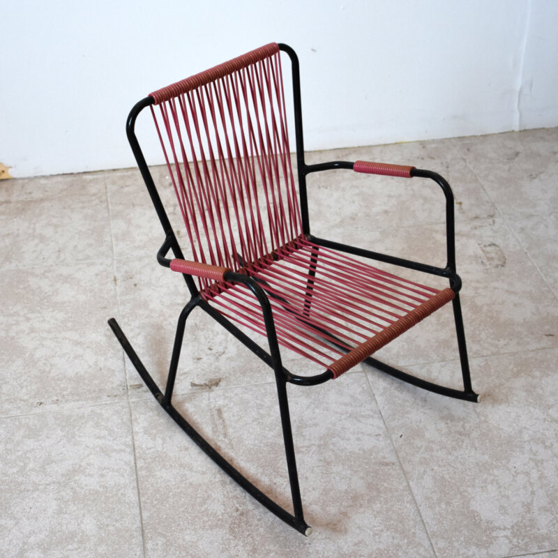 Mecedora vintage de hierro y cordón trenzado rojo