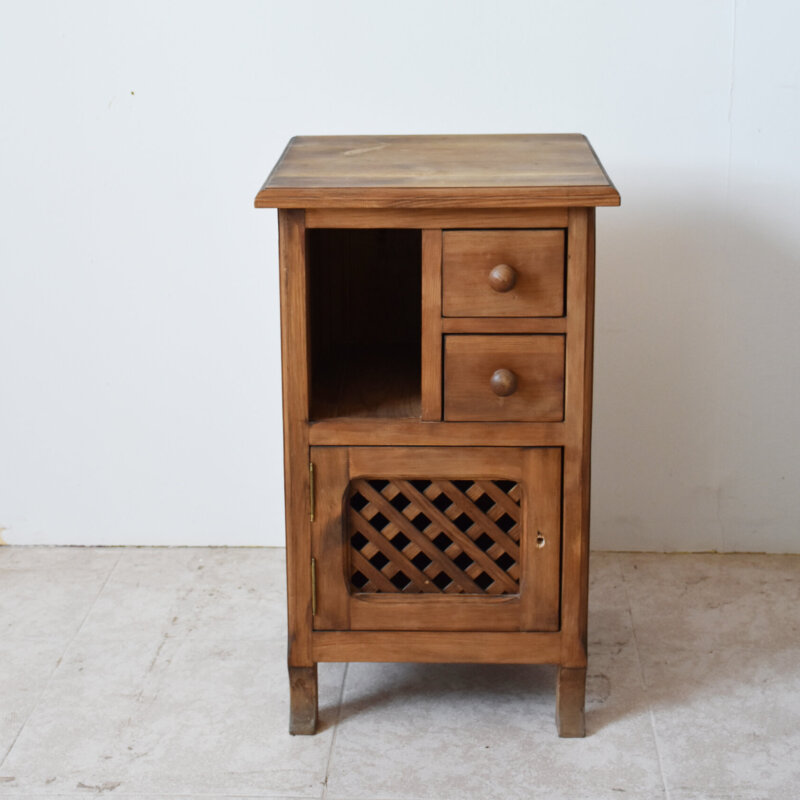 Mesita auxiliar rústica de madera con puerta de celosía