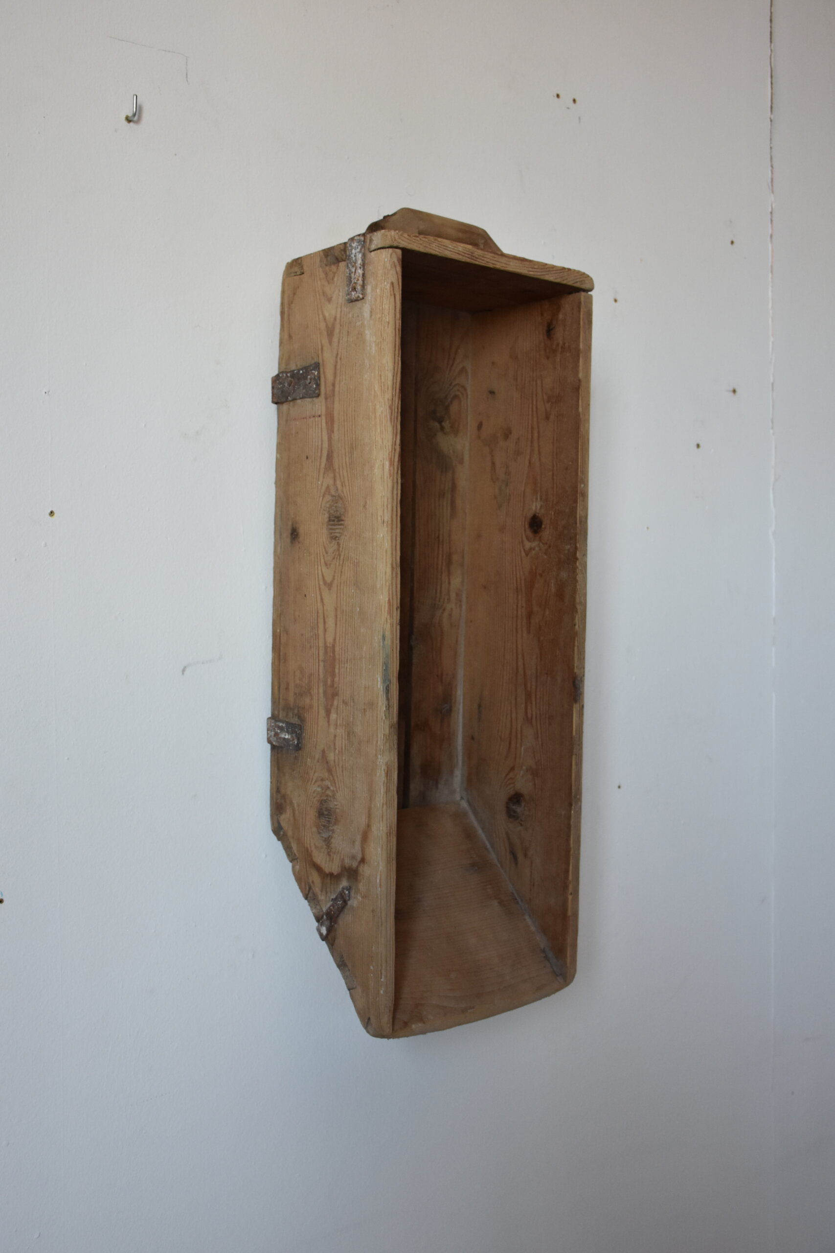 Antigua media de grano de madera con herrajes de hierro - Imagen 2
