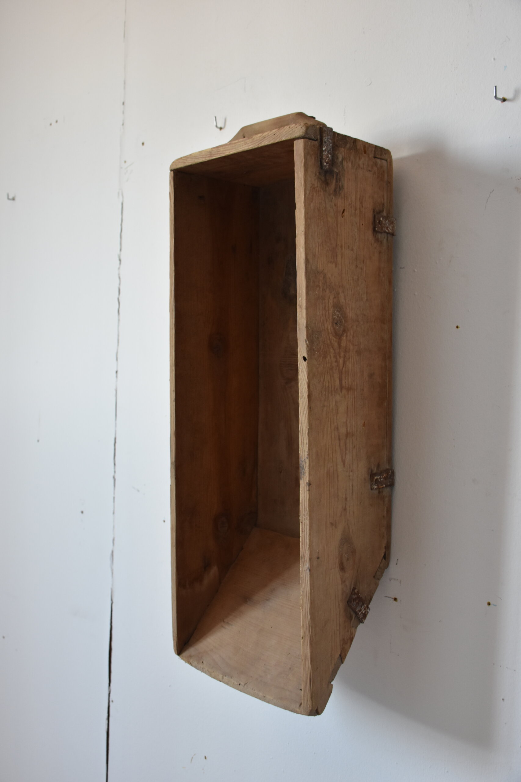 Antigua media de grano de madera con herrajes de hierro - Imagen 3