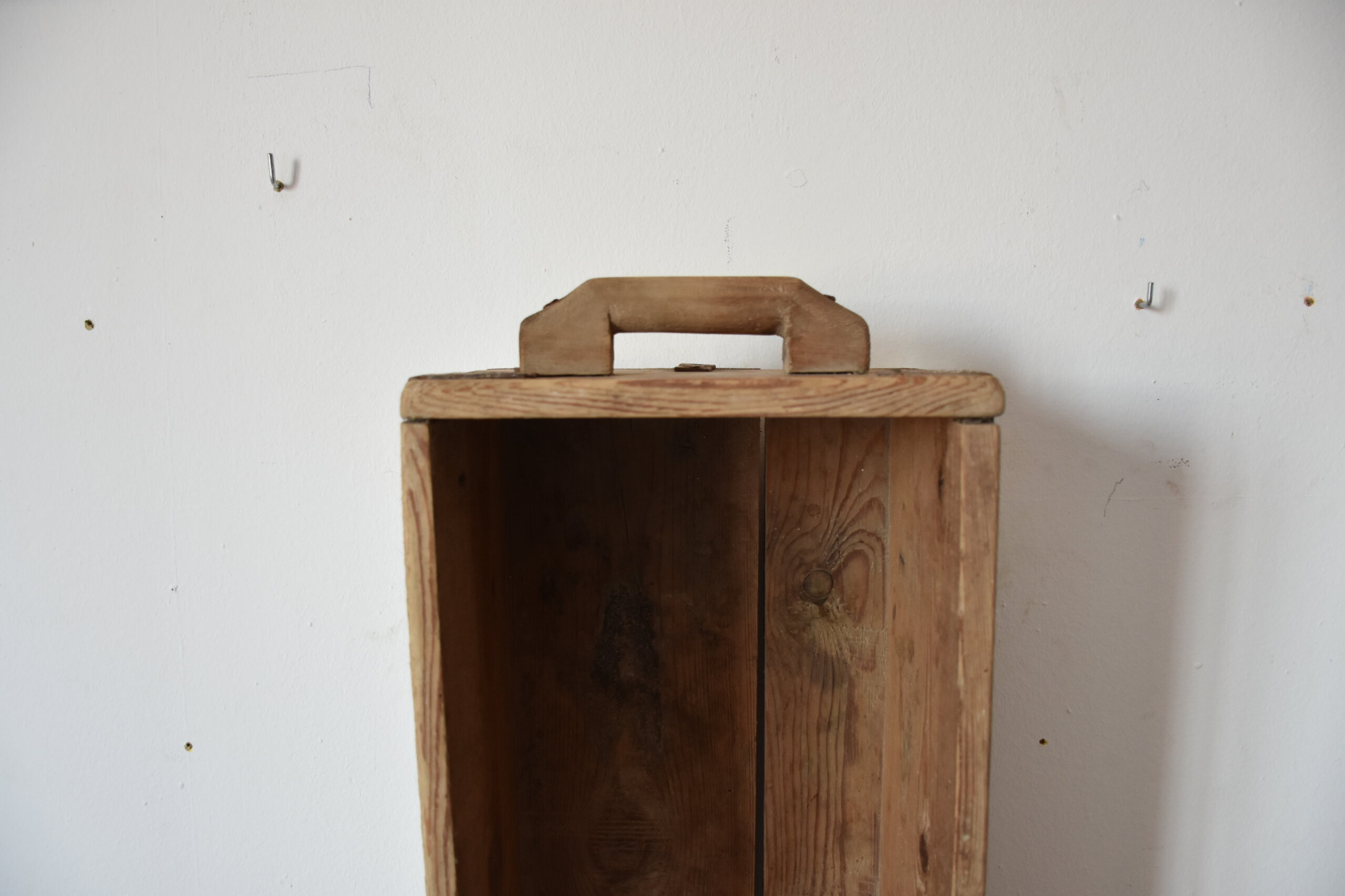 Antigua media de grano de madera con herrajes de hierro - Imagen 4