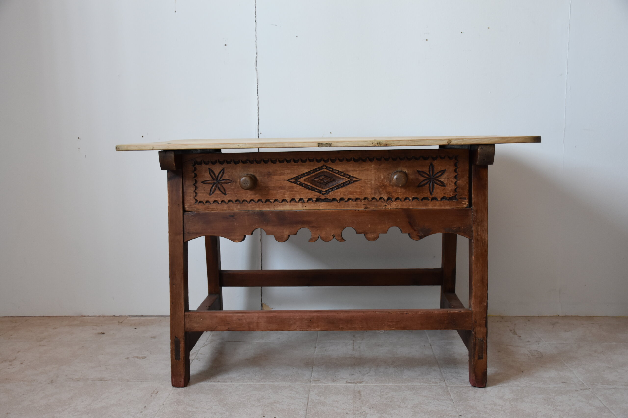 Mesa rústica antigua con cajón tallado - Imagen 2