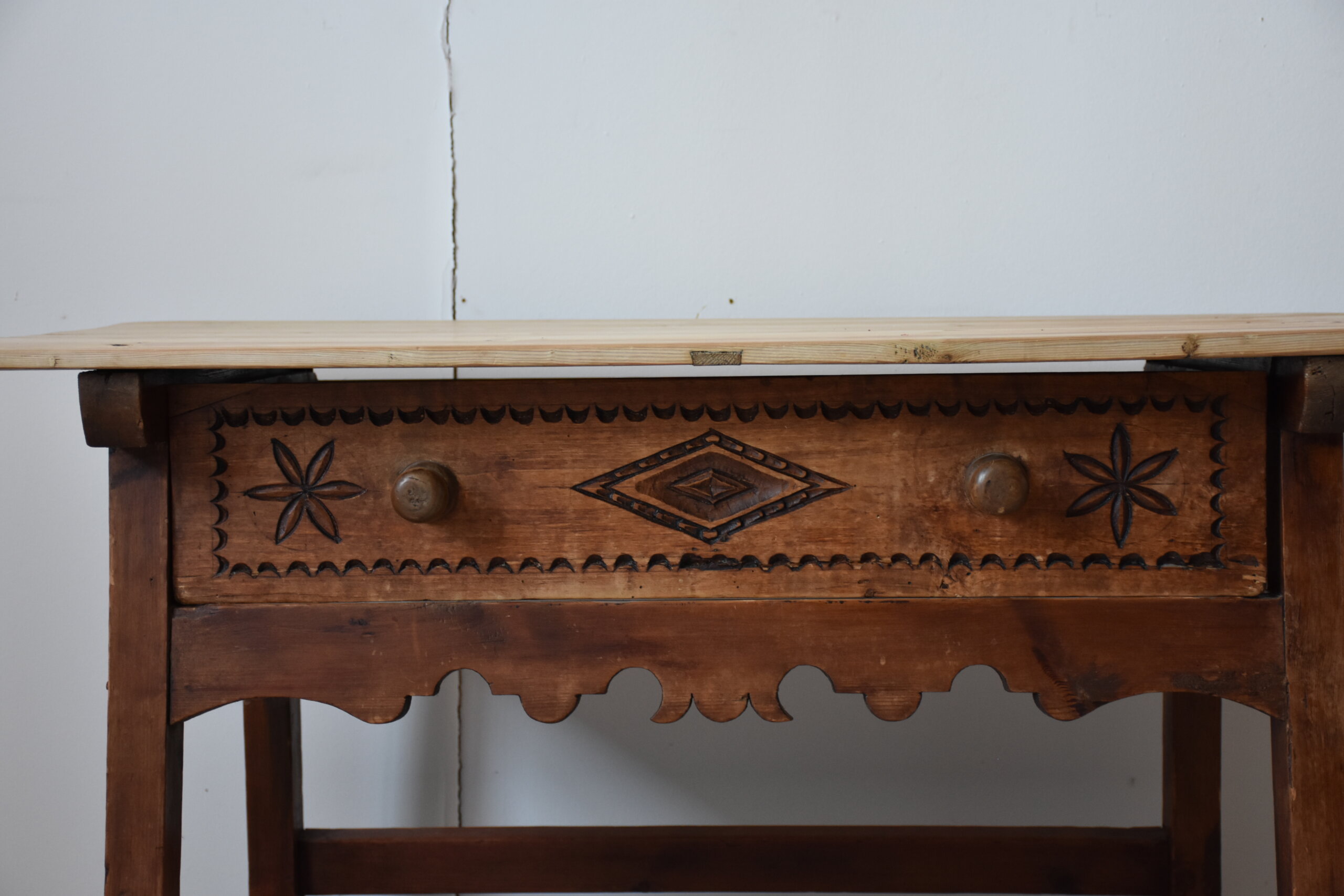 Mesa rústica antigua con cajón tallado - Imagen 3