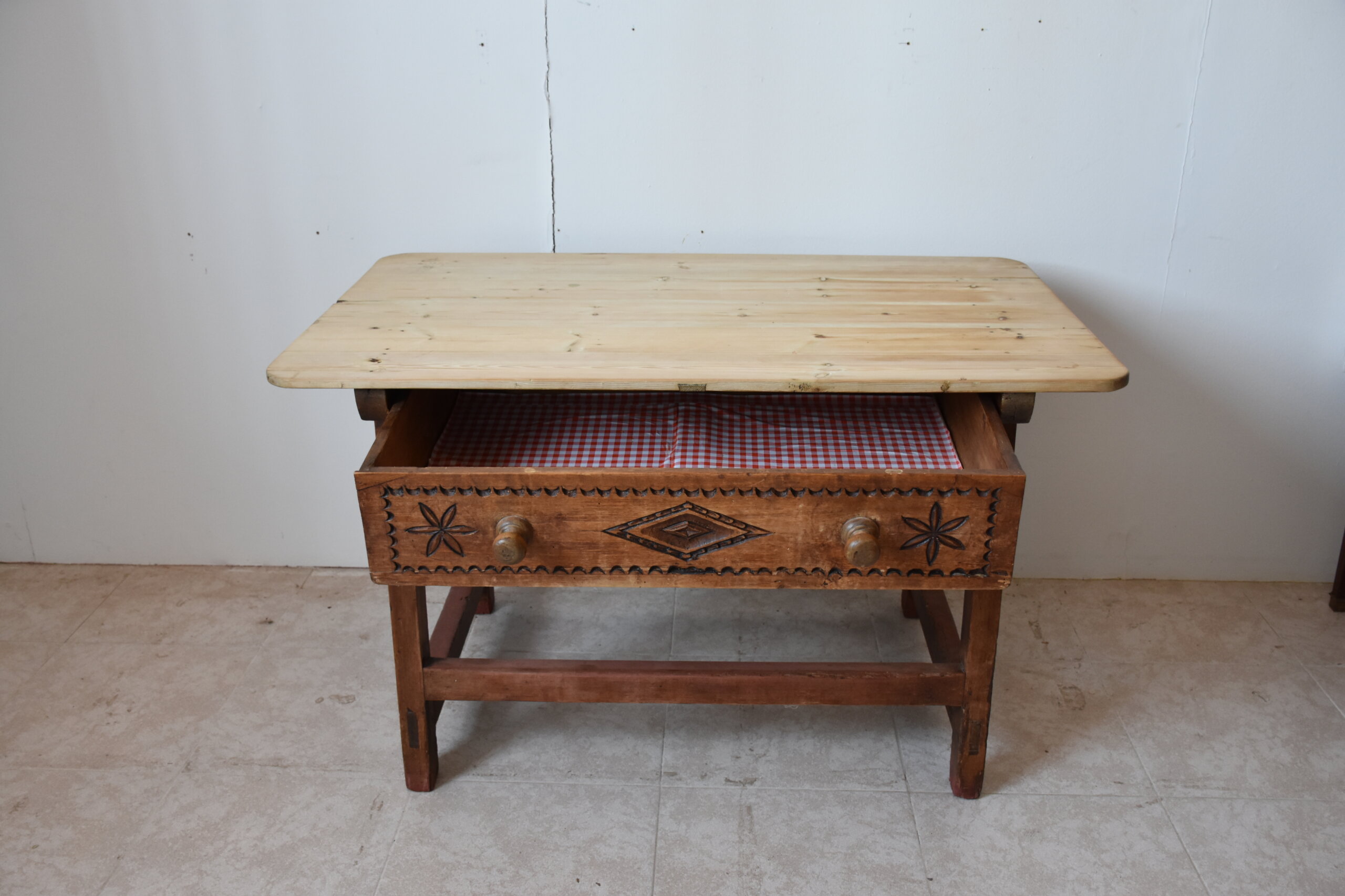 Mesa rústica antigua con cajón tallado - Imagen 4