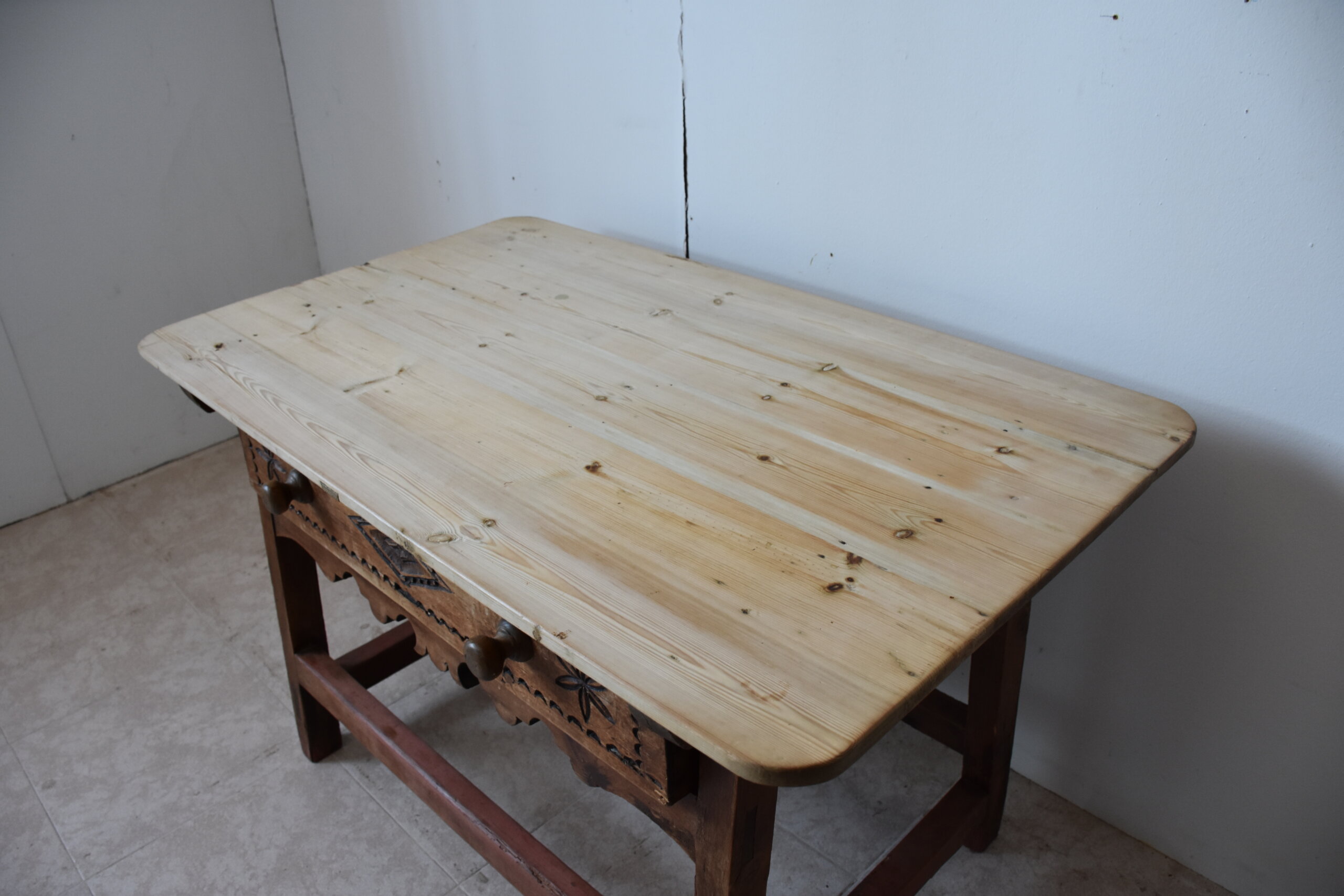 Mesa rústica antigua con cajón tallado - Imagen 5